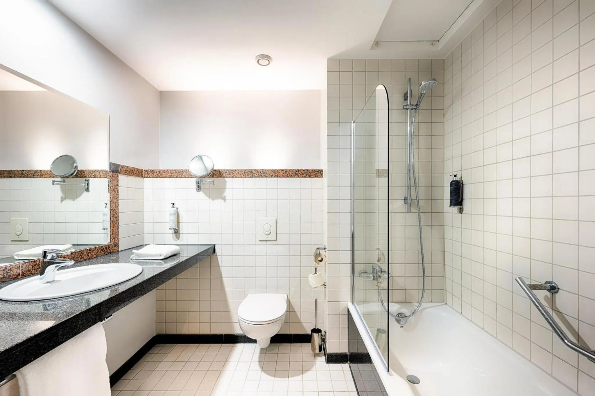 Bathroom in Premier Inn Köln City Mediapark