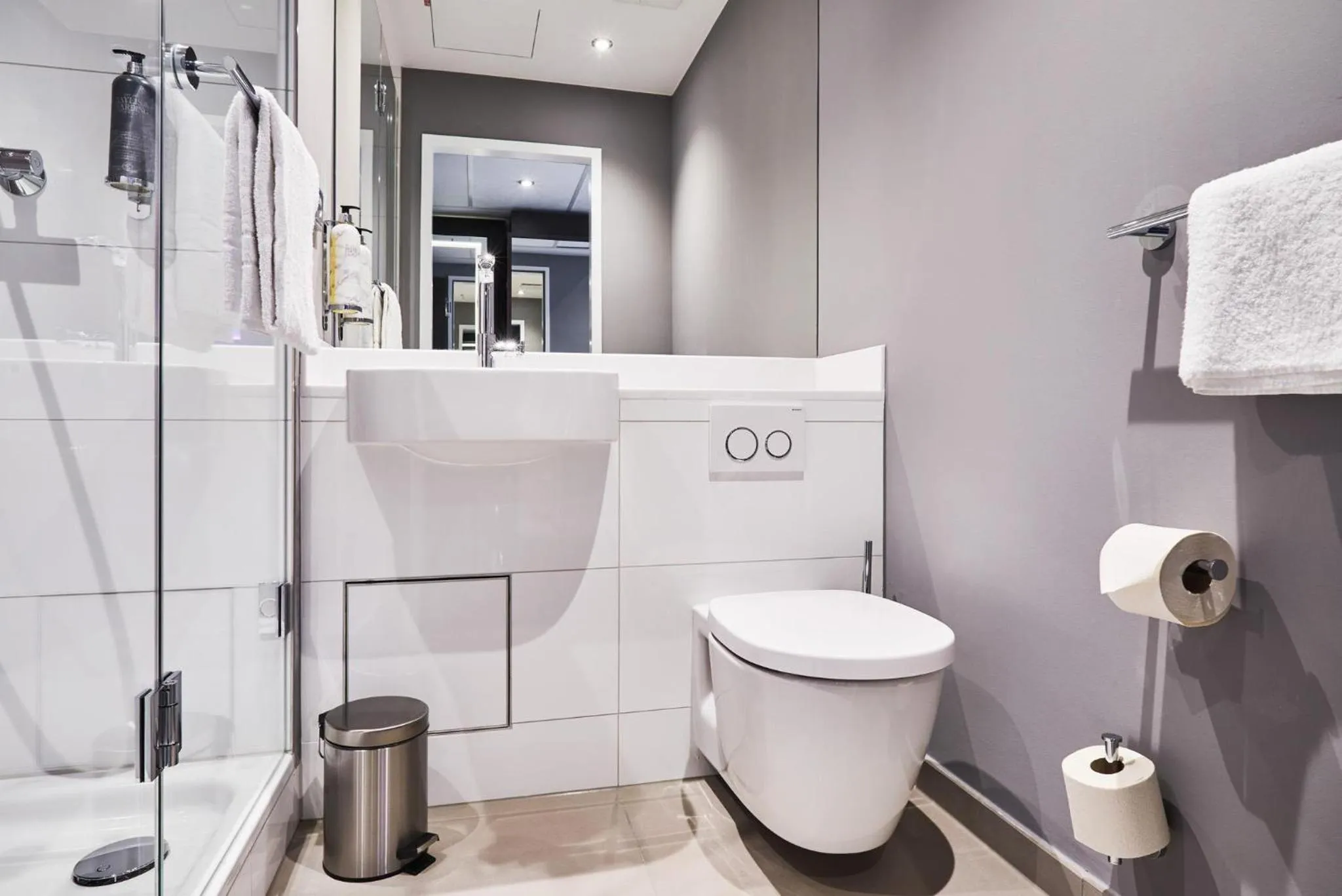 Bathroom in Premier Inn Köln City Mediapark