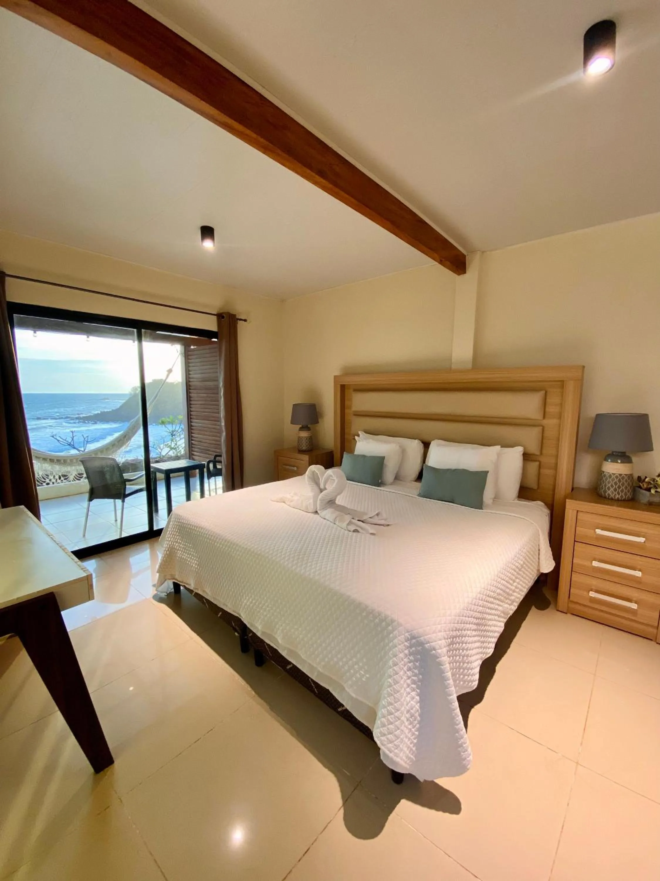 Bed in Paradise Surf Hotel