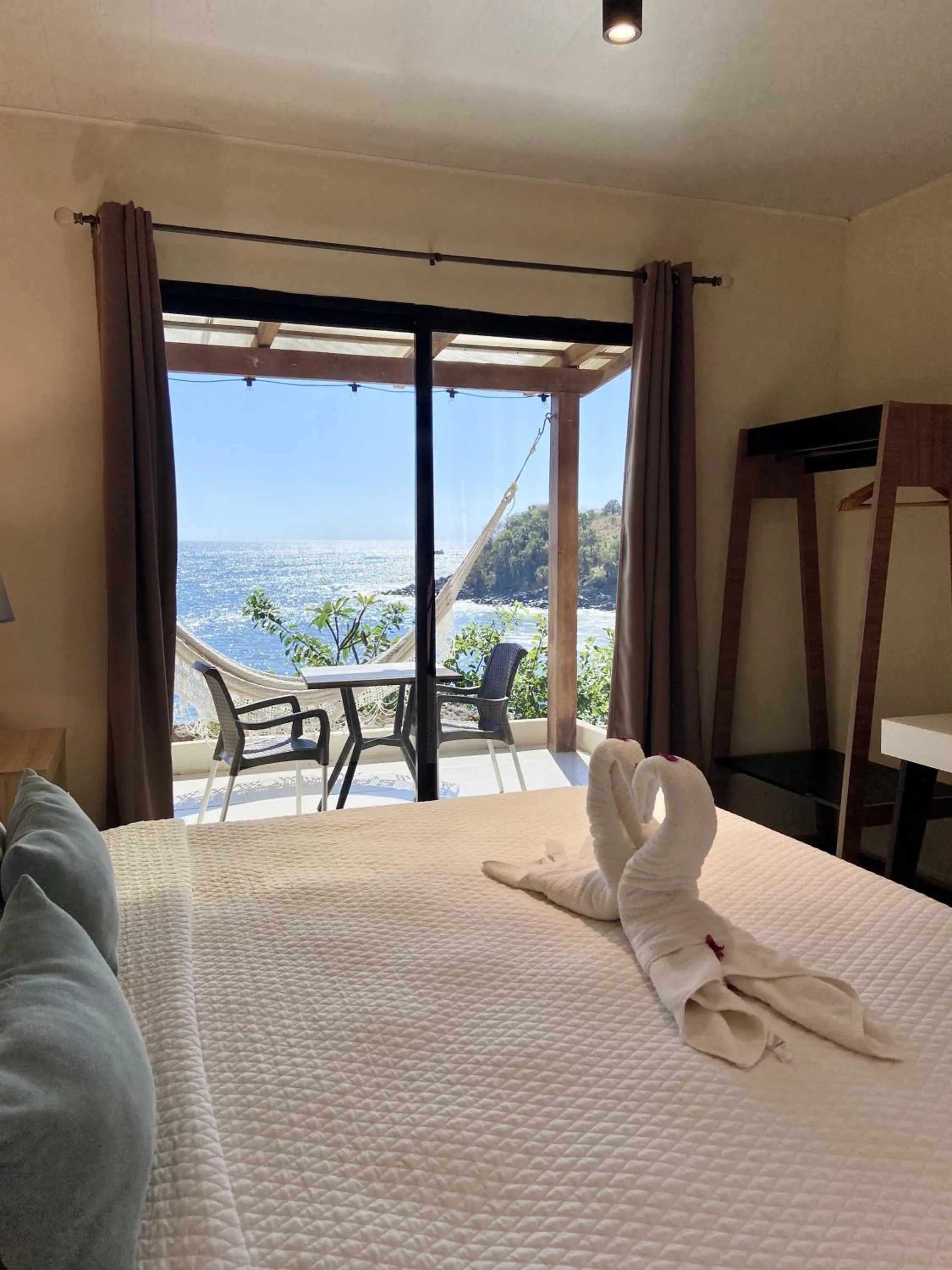 Bed in Paradise Surf Hotel