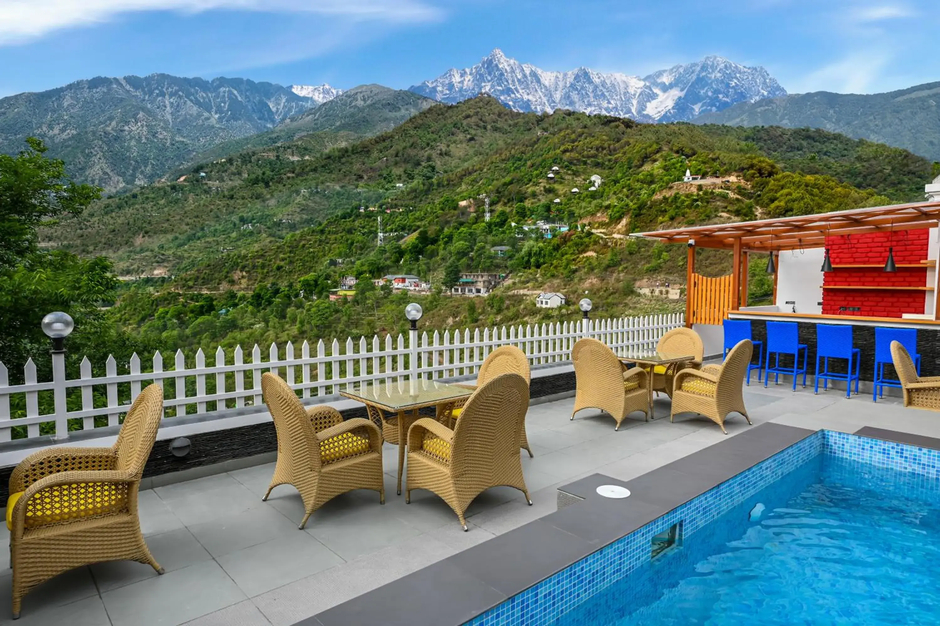 Lounge or bar in juSTa Birding Resort & Spa - Best Dhauladhar View Resort Lounge or bar in juSTa Birding Resort & Spa - Best Dhauladhar View Resort