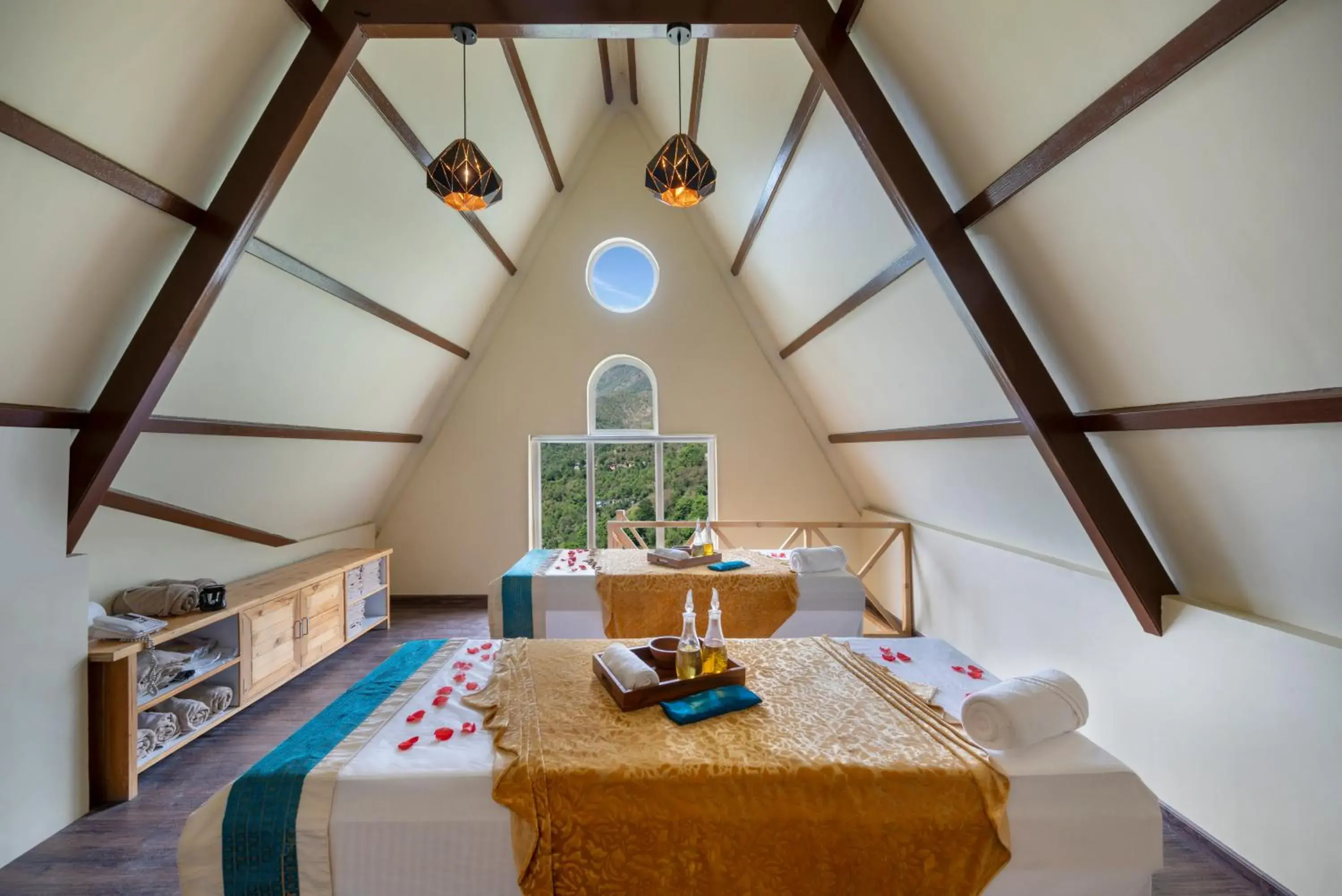 Spa and wellness centre/facilities, Bed in juSTa Birding Resort & Spa - Best Dhauladhar View Resort Spa and wellness centre/facilities, Bed in juSTa Birding Resort & Spa - Best Dhauladhar View Resort