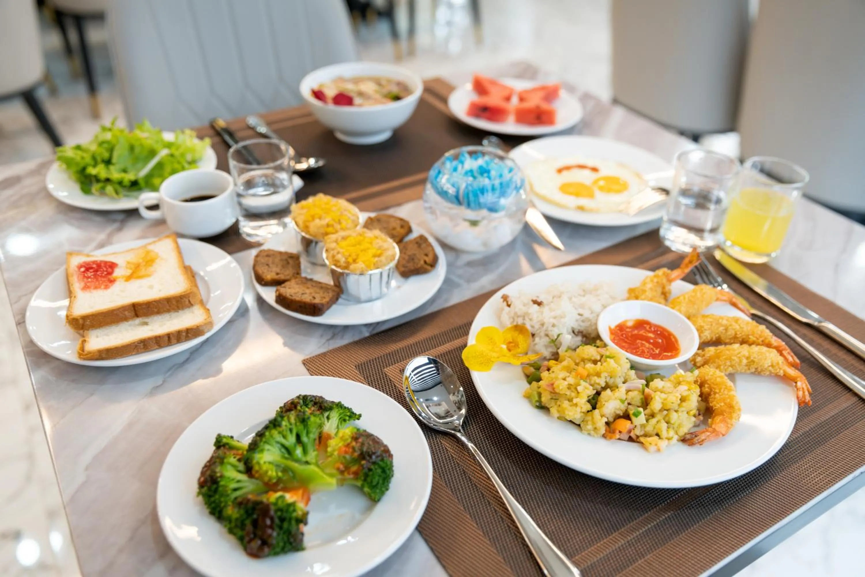 Restaurant/places to eat in Tan Phuong Nam Hotel & Apartment