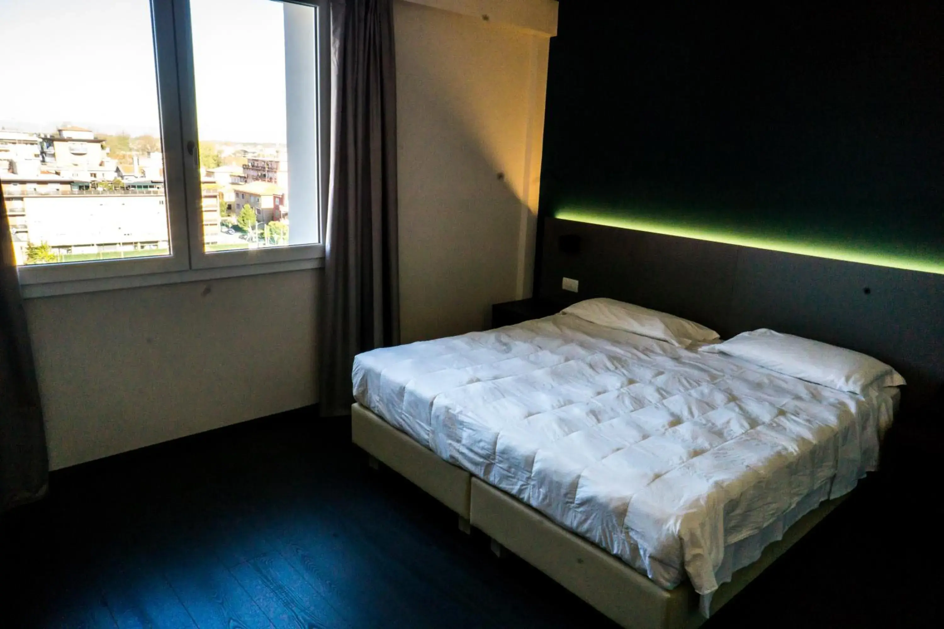 Property building, Bed in Venice Terminal Apartments & Suites Property building, Bed in Venice Terminal Apartments & Suites