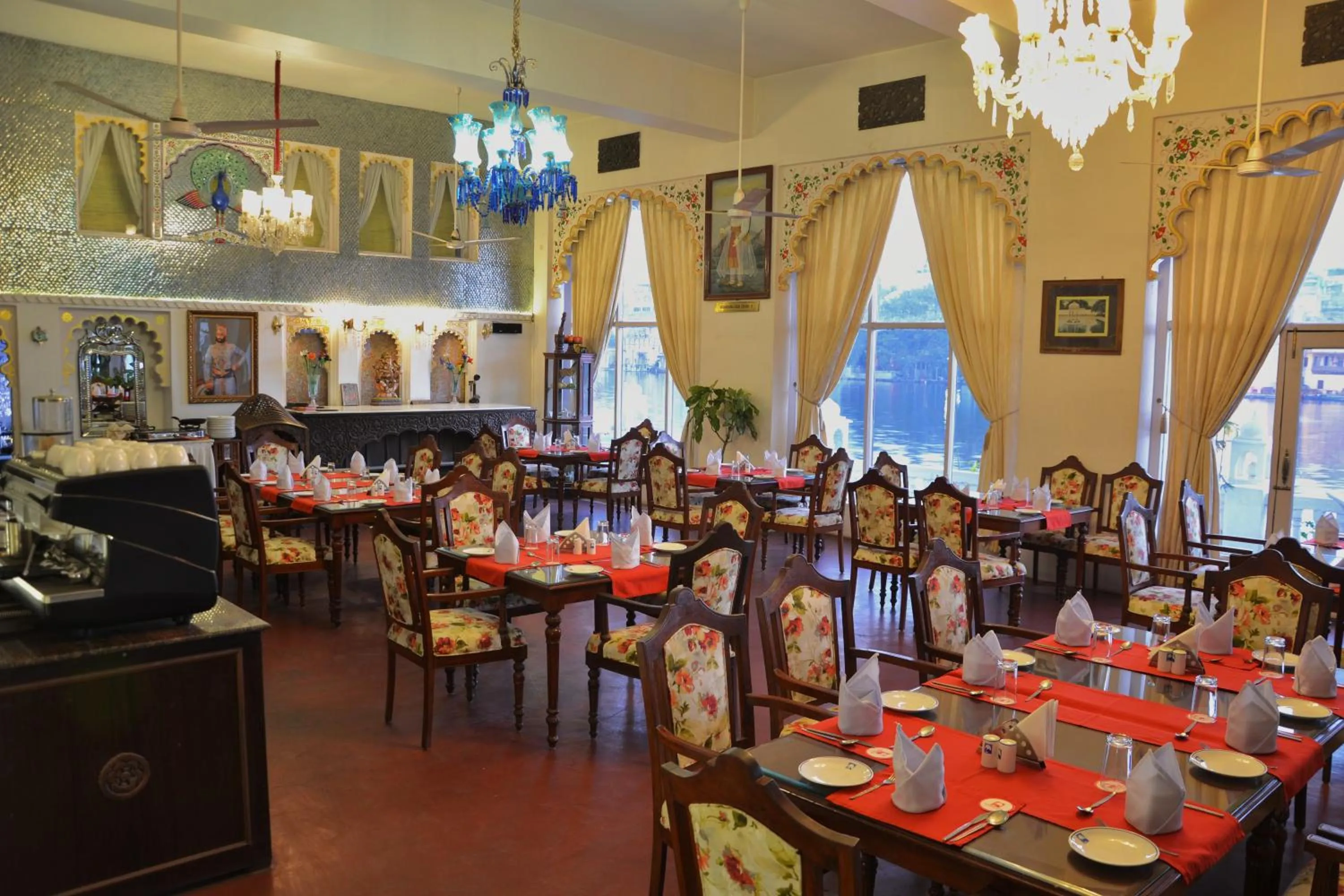 Restaurant/places to eat in Lake Pichola Hotel