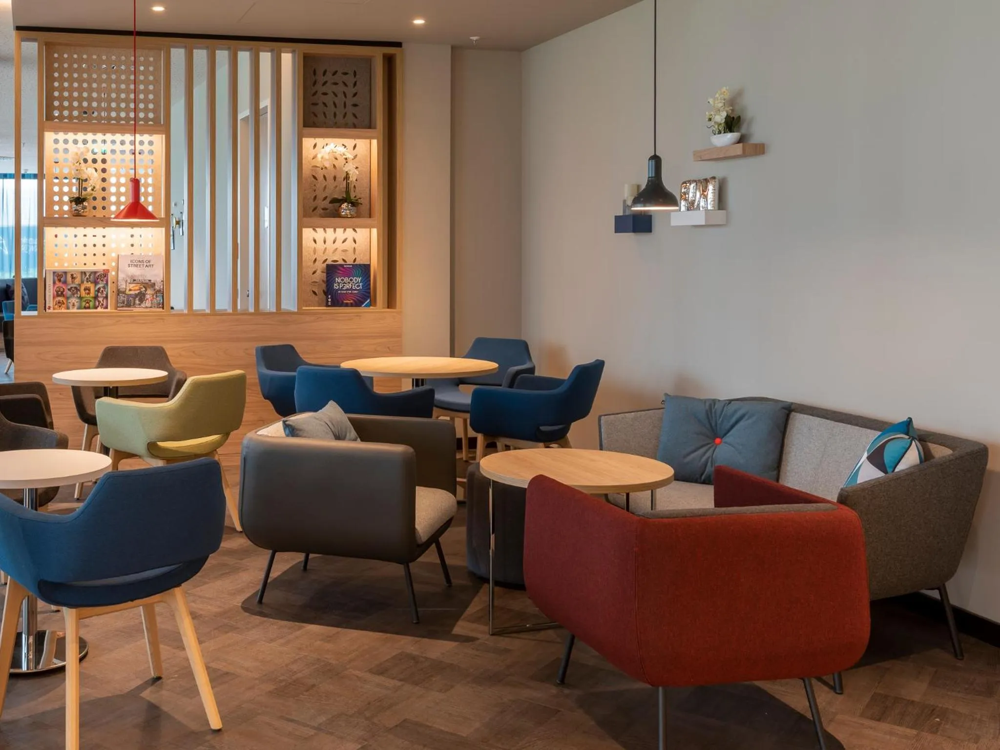 Lobby or reception in Holiday Inn Express Düsseldorf - Hauptbahnhof by IHG