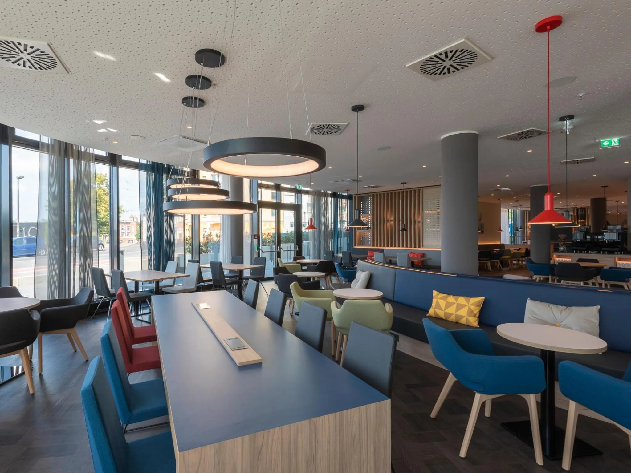 Restaurant/places to eat in Holiday Inn Express Düsseldorf - Hauptbahnhof by IHG