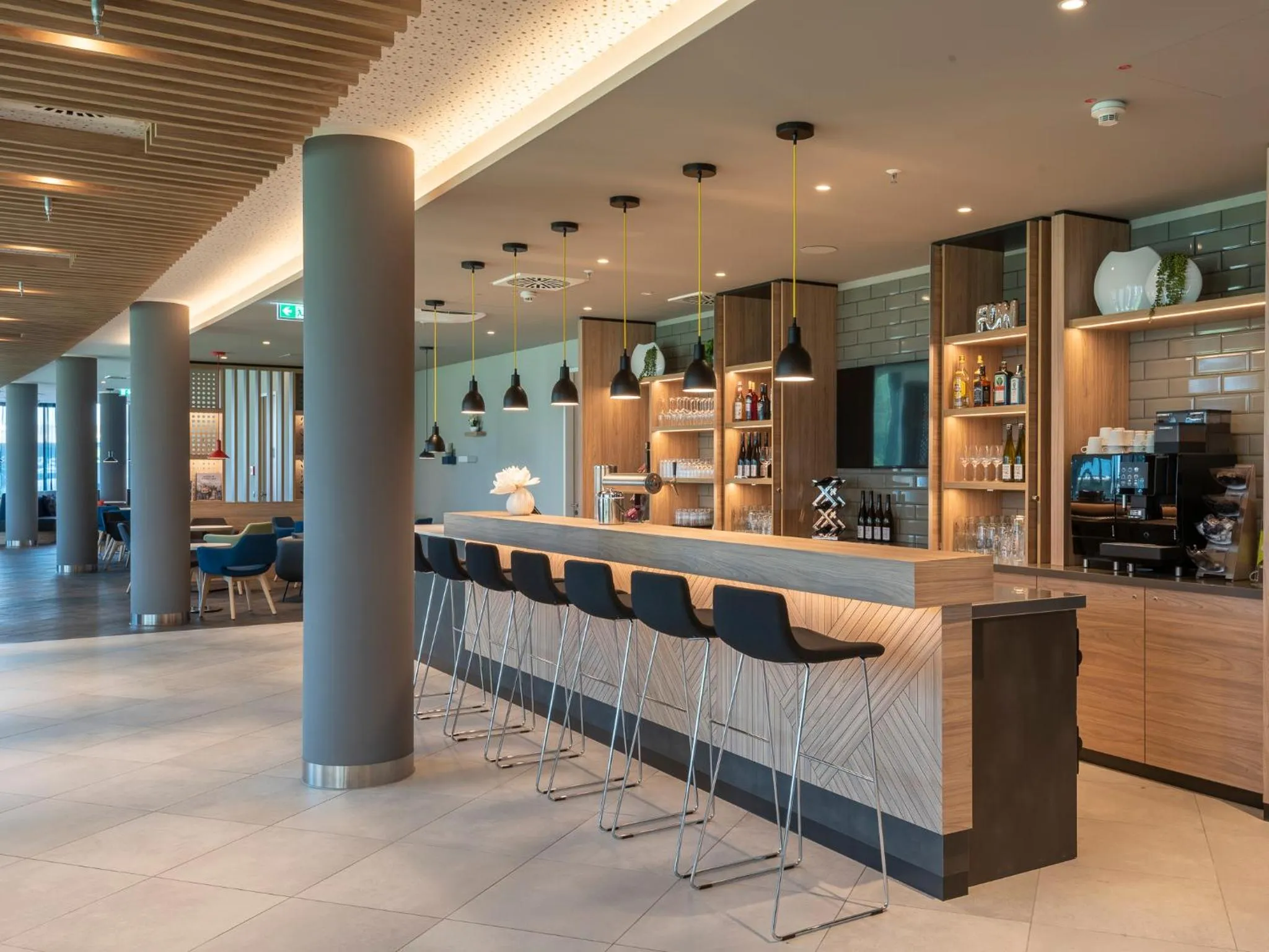 Lounge or bar in Holiday Inn Express Düsseldorf - Hauptbahnhof by IHG