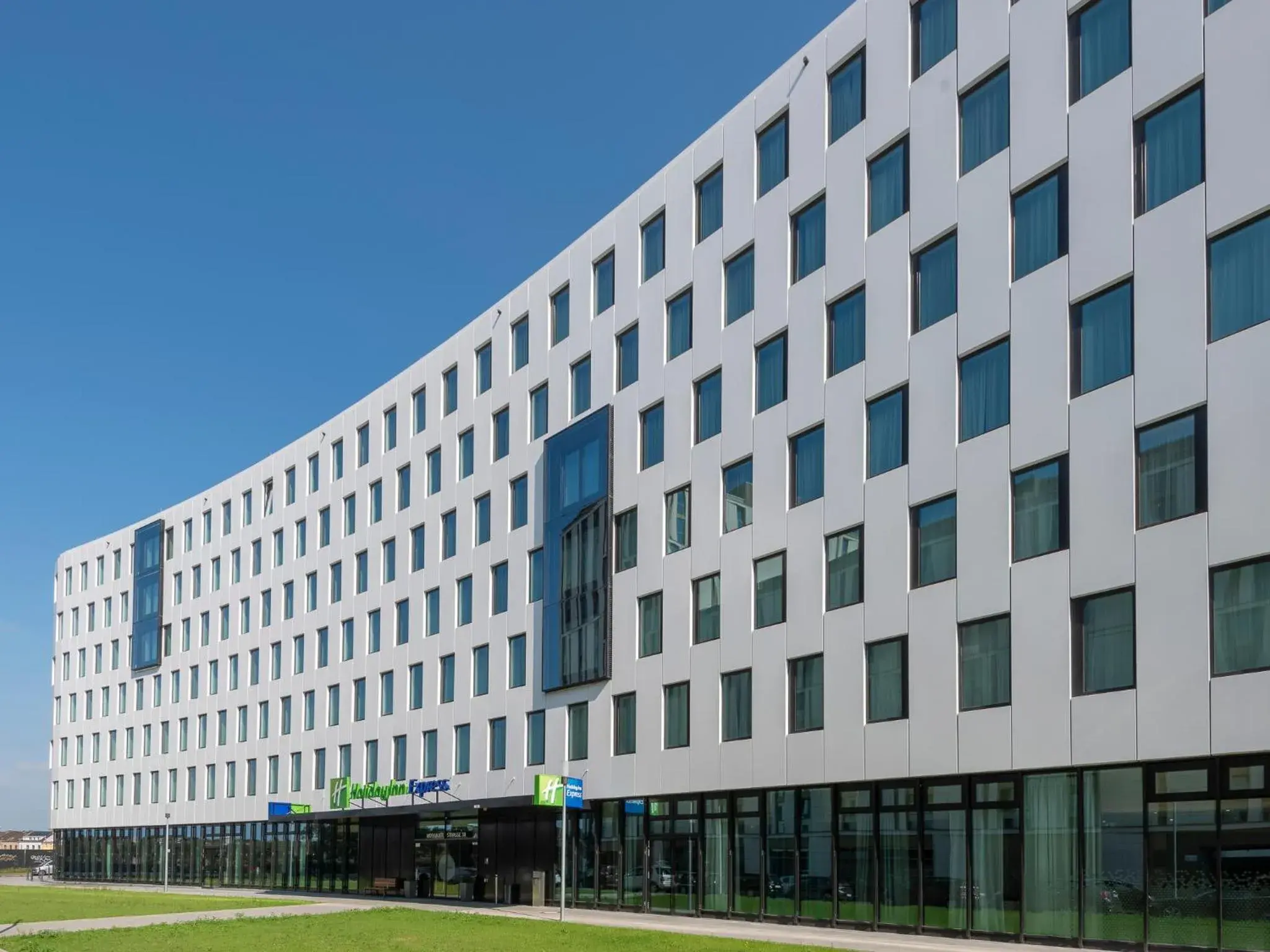 Facade/entrance in Holiday Inn Express Düsseldorf - Hauptbahnhof by IHG Facade/entrance in Holiday Inn Express Düsseldorf - Hauptbahnhof by IHG