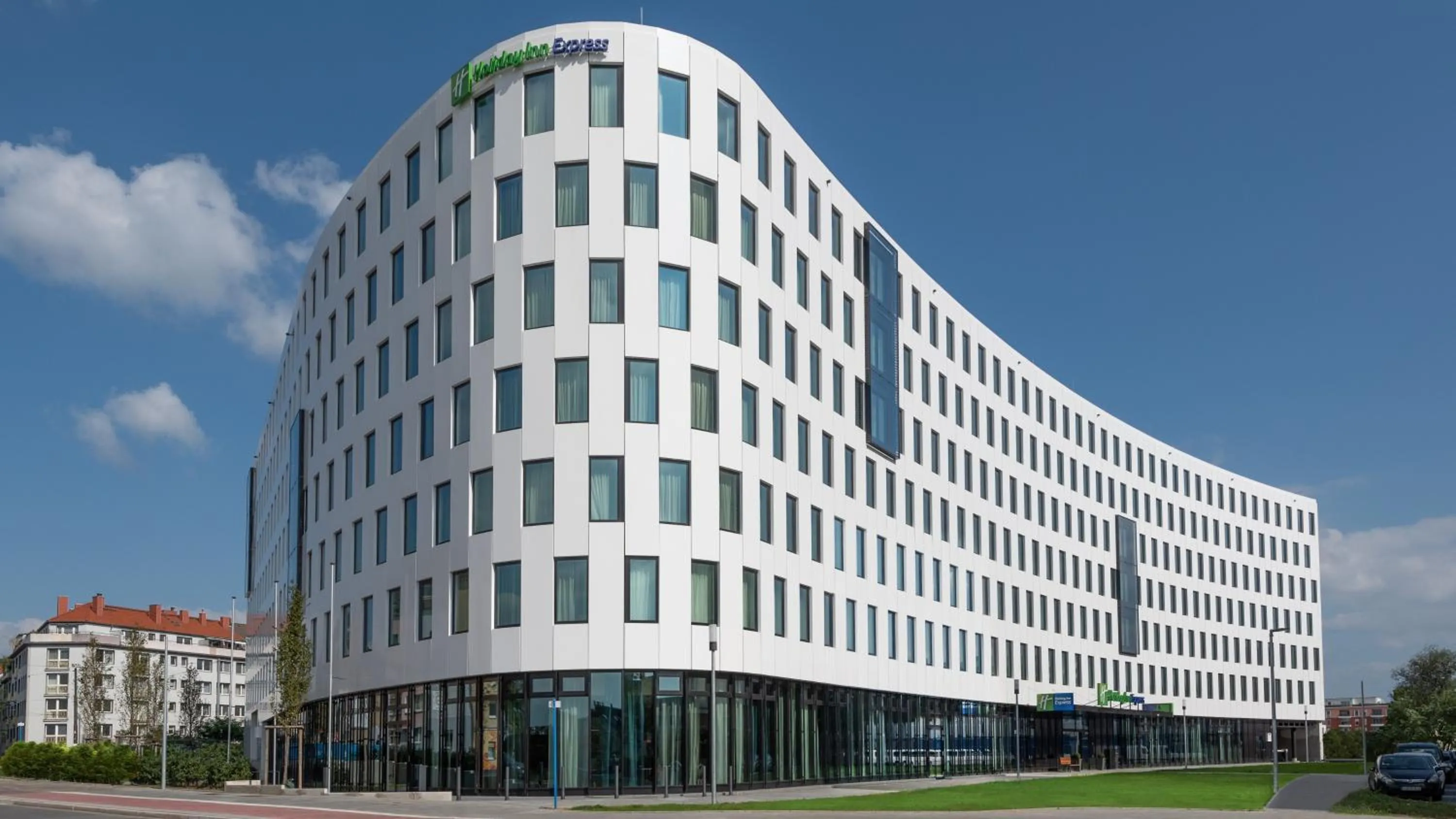 Property building in Holiday Inn Express Düsseldorf - Hauptbahnhof by IHG