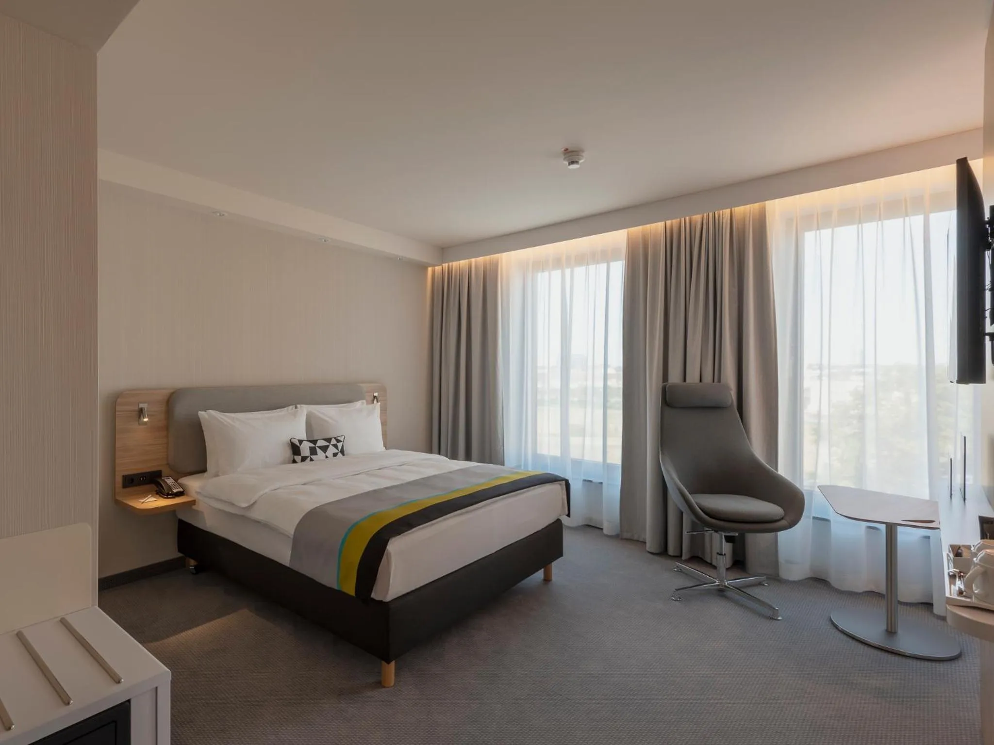 Bed in Holiday Inn Express Düsseldorf - Hauptbahnhof by IHG