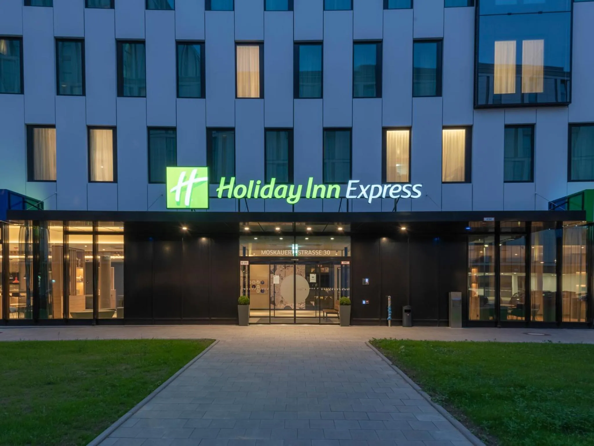 Facade/entrance in Holiday Inn Express Düsseldorf - Hauptbahnhof by IHG