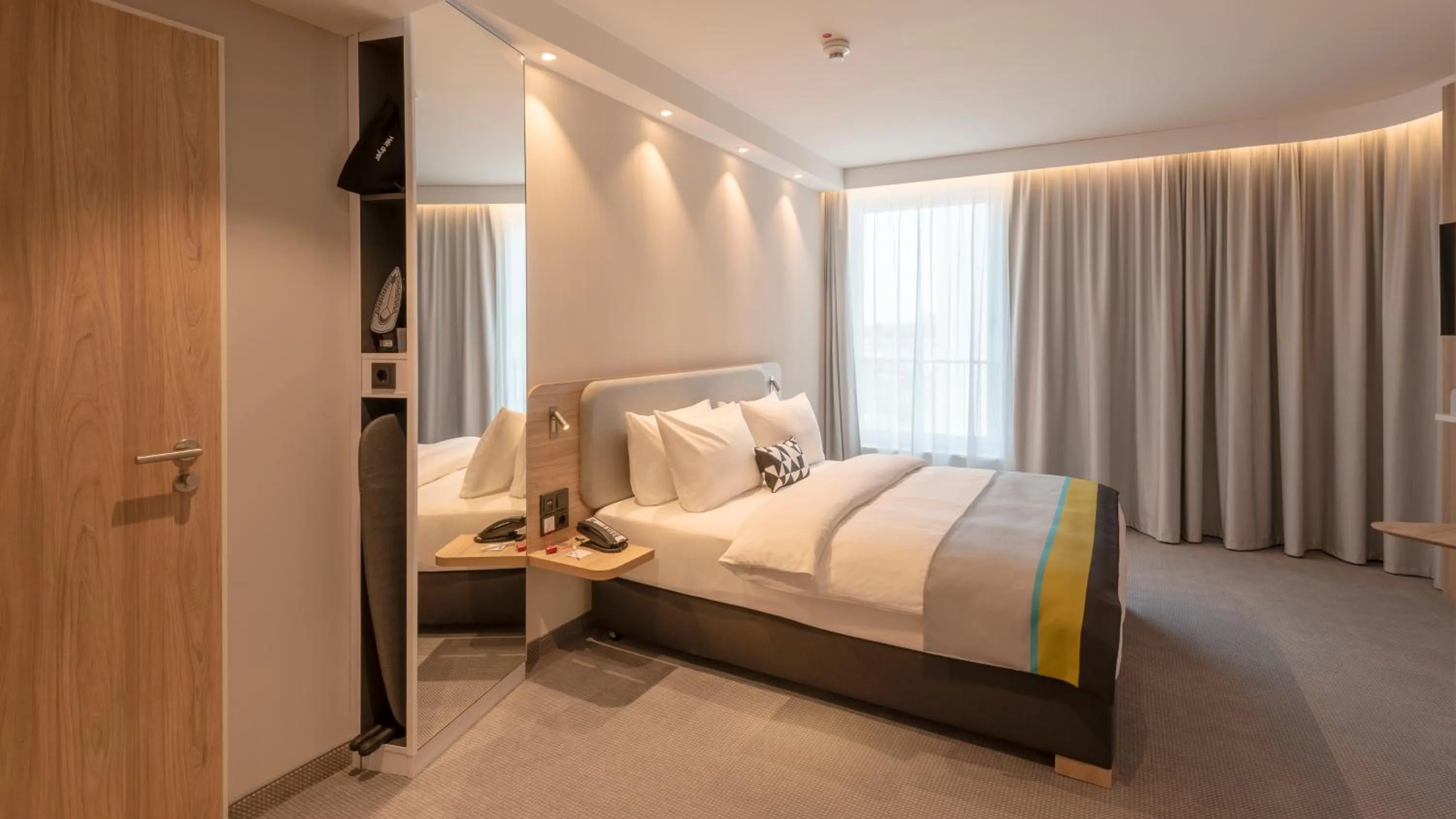 acessibility, Bed in Holiday Inn Express Düsseldorf - Hauptbahnhof by IHG