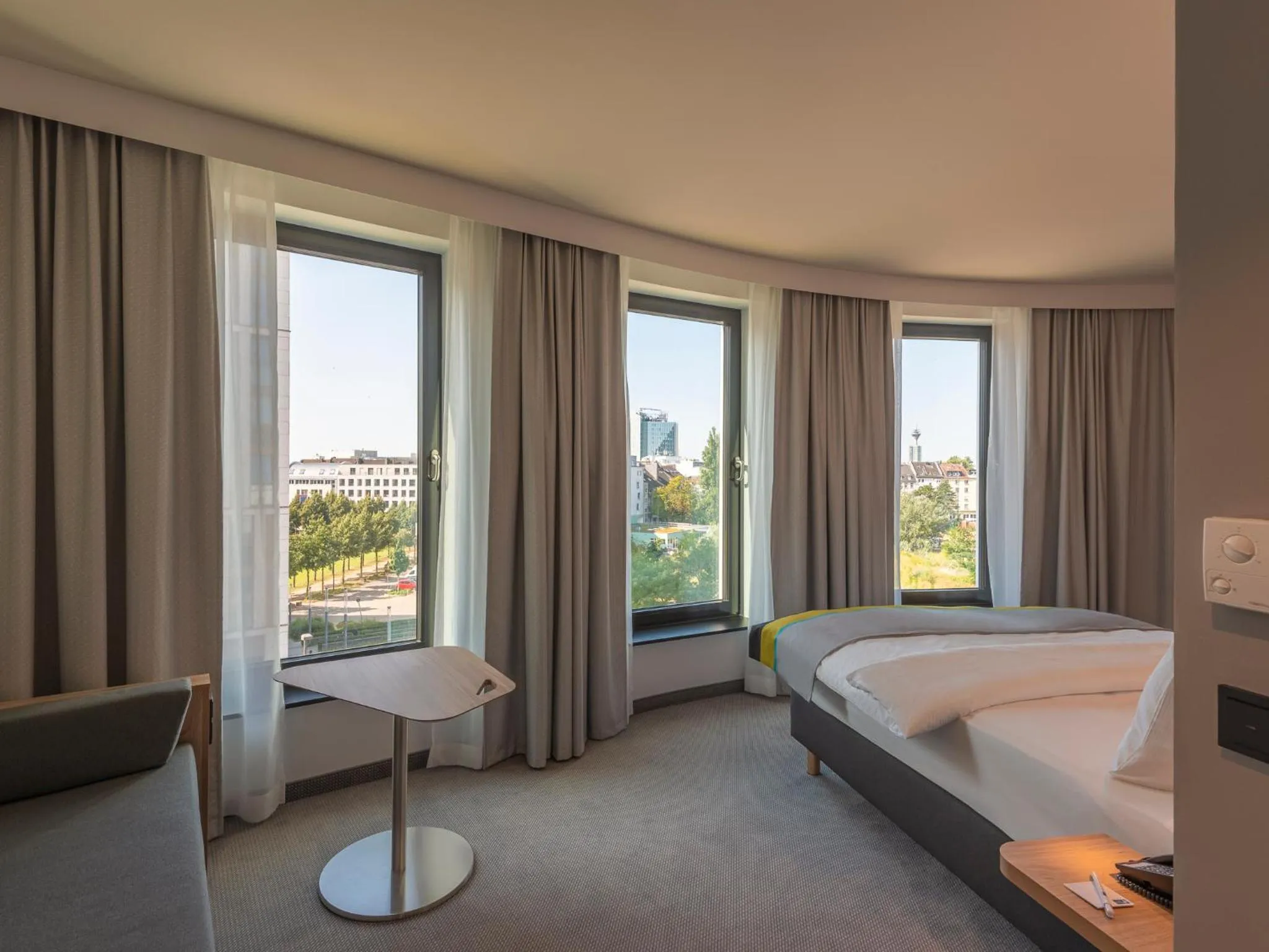 Photo of the whole room, Bed in Holiday Inn Express Düsseldorf - Hauptbahnhof by IHG