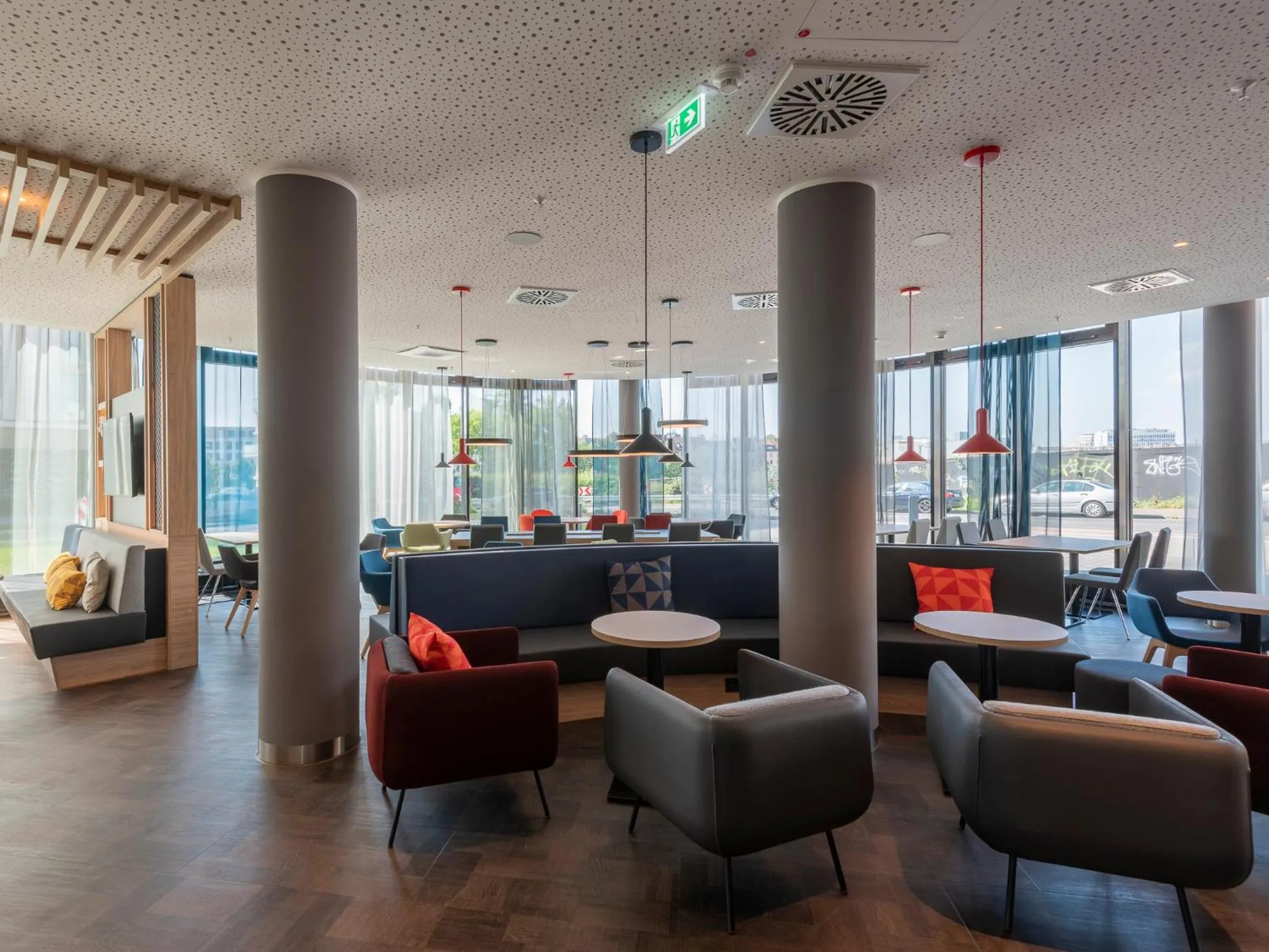 Restaurant/places to eat in Holiday Inn Express Düsseldorf - Hauptbahnhof by IHG