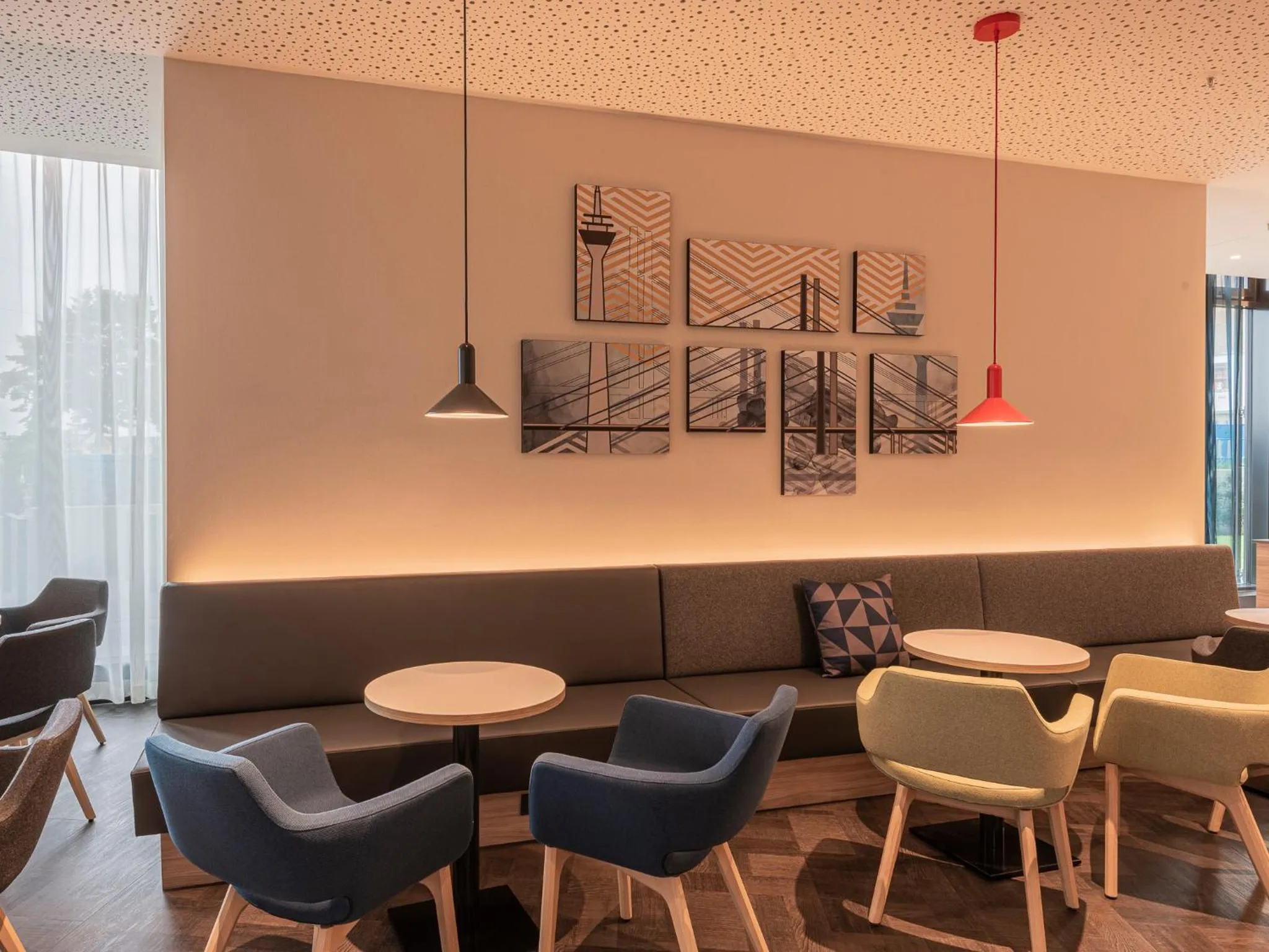 Lounge or bar in Holiday Inn Express Düsseldorf - Hauptbahnhof by IHG