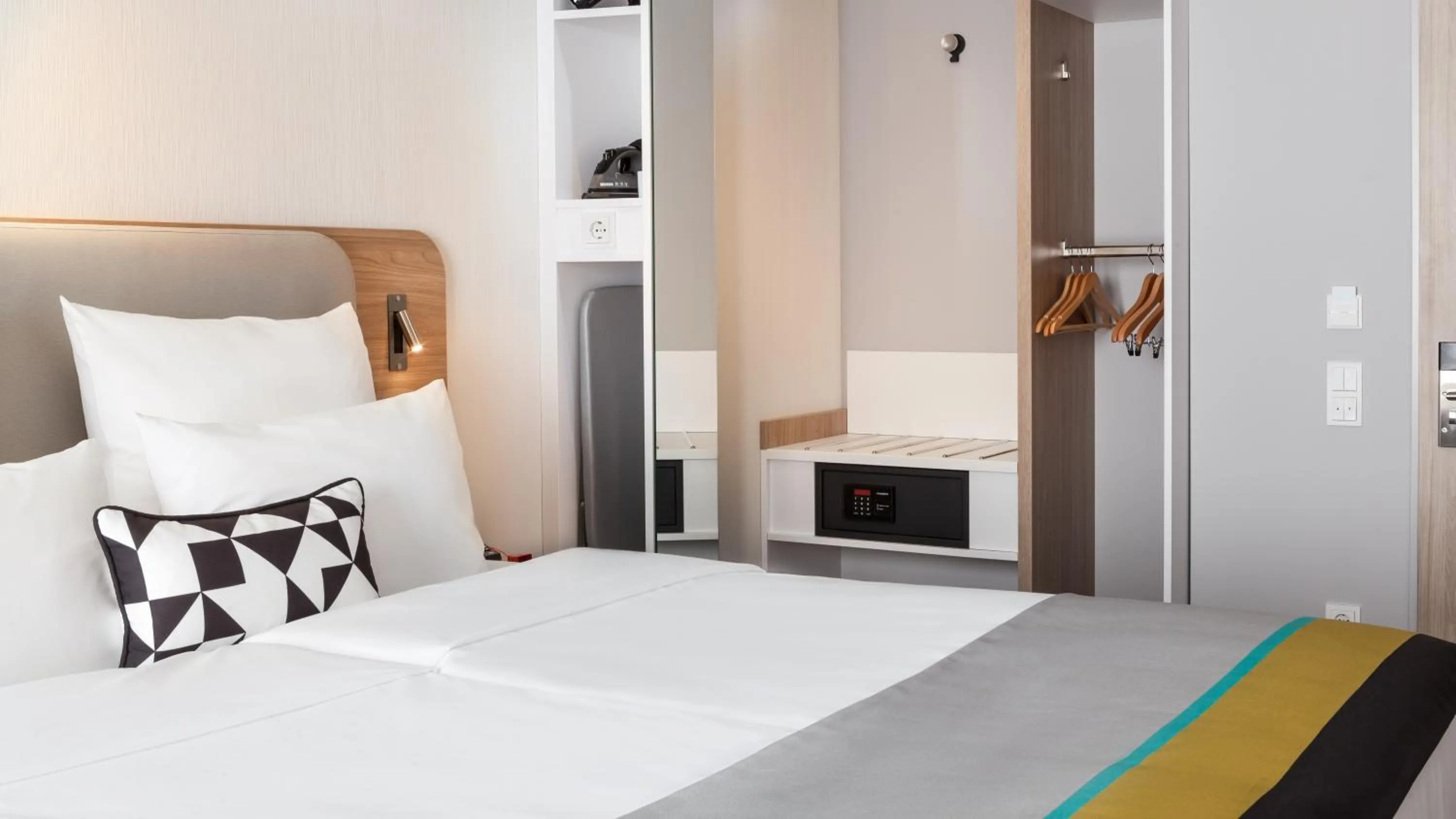 Bedroom, Bed in Holiday Inn Express Düsseldorf - Hauptbahnhof by IHG