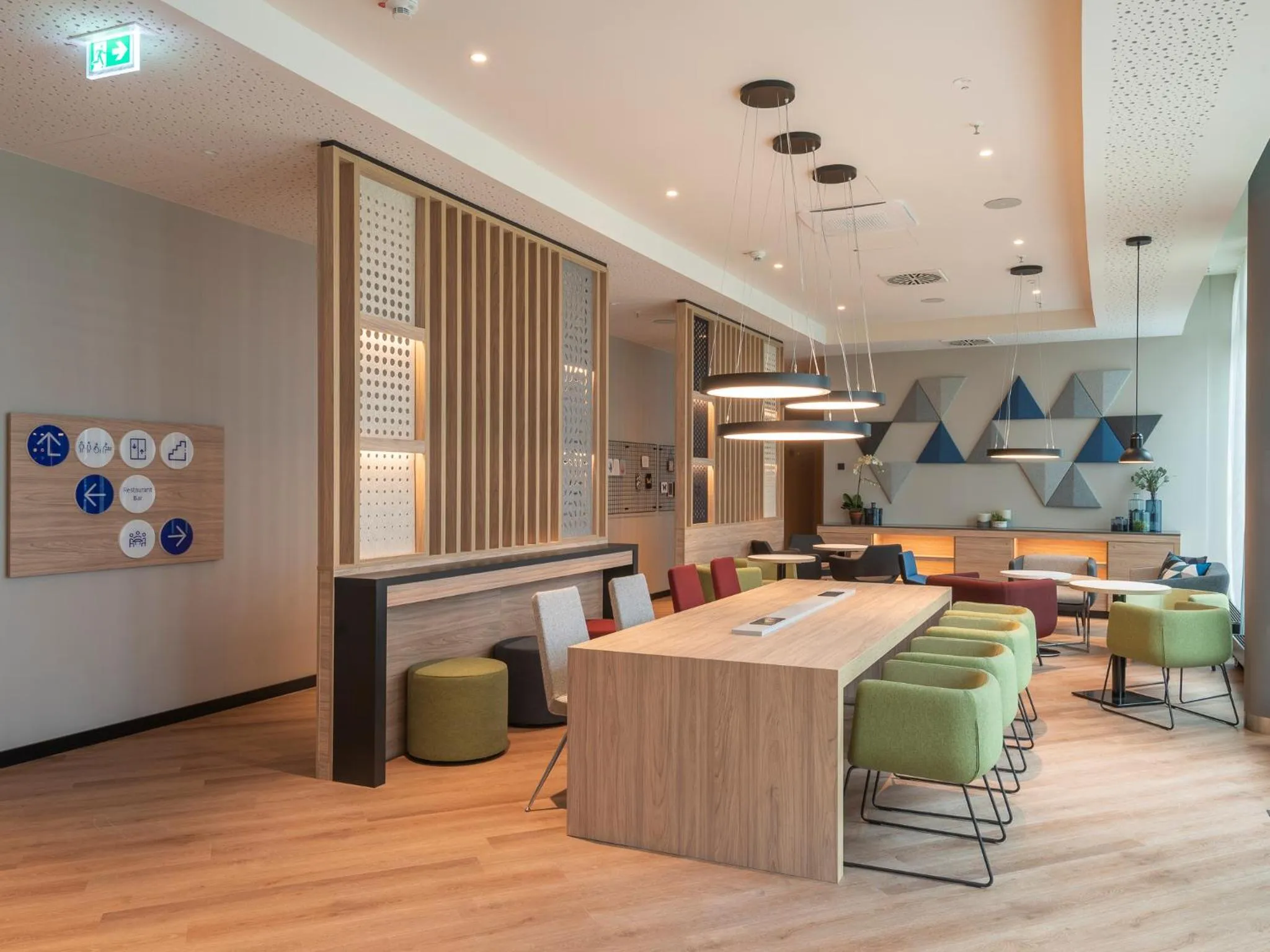 Lobby or reception in Holiday Inn Express Düsseldorf - Hauptbahnhof by IHG