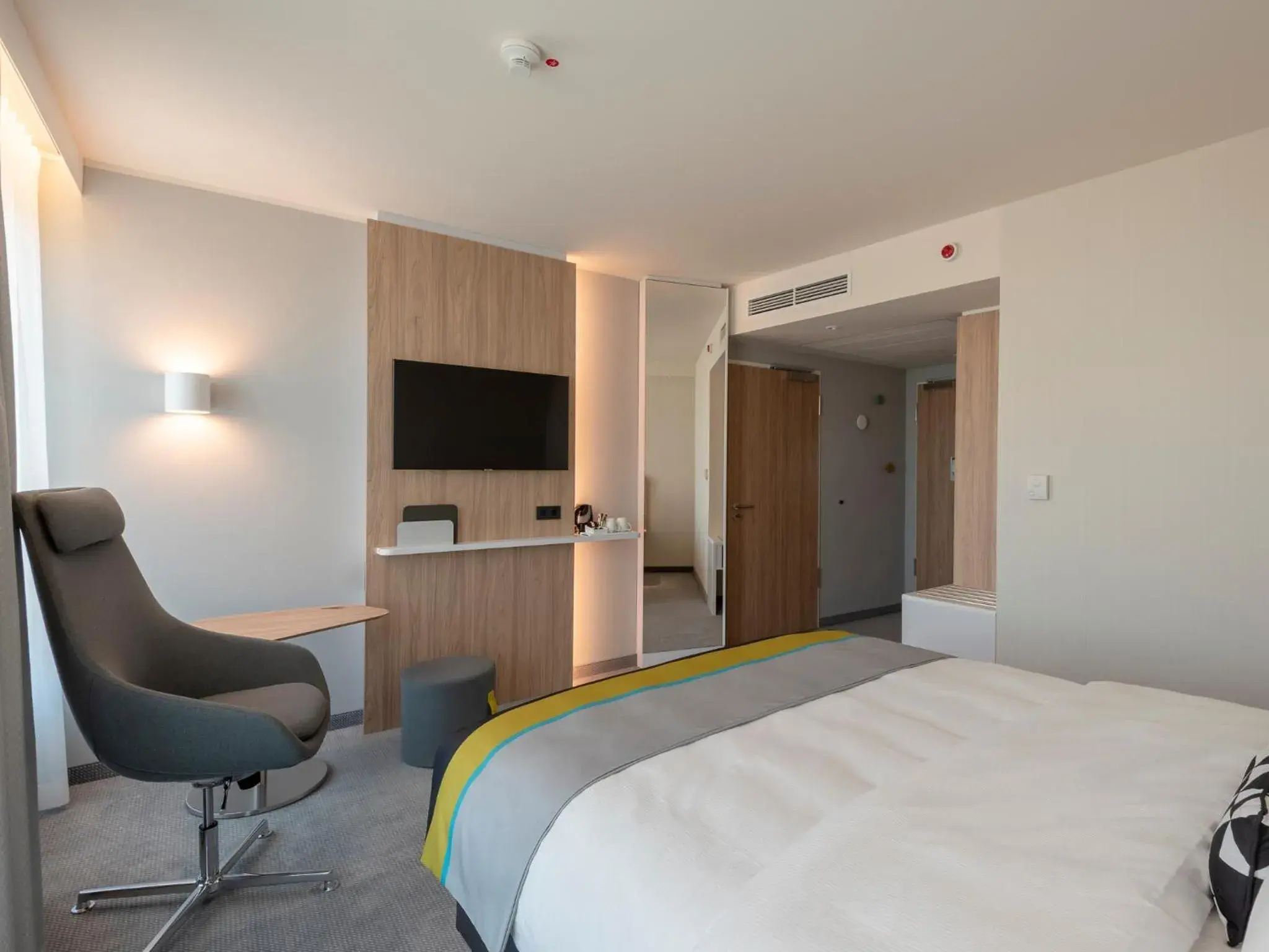 Standard Queen Room - Disability Access in Holiday Inn Express Düsseldorf - Hauptbahnhof by IHG Standard Queen Room - Disability Access in Holiday Inn Express Düsseldorf - Hauptbahnhof by IHG