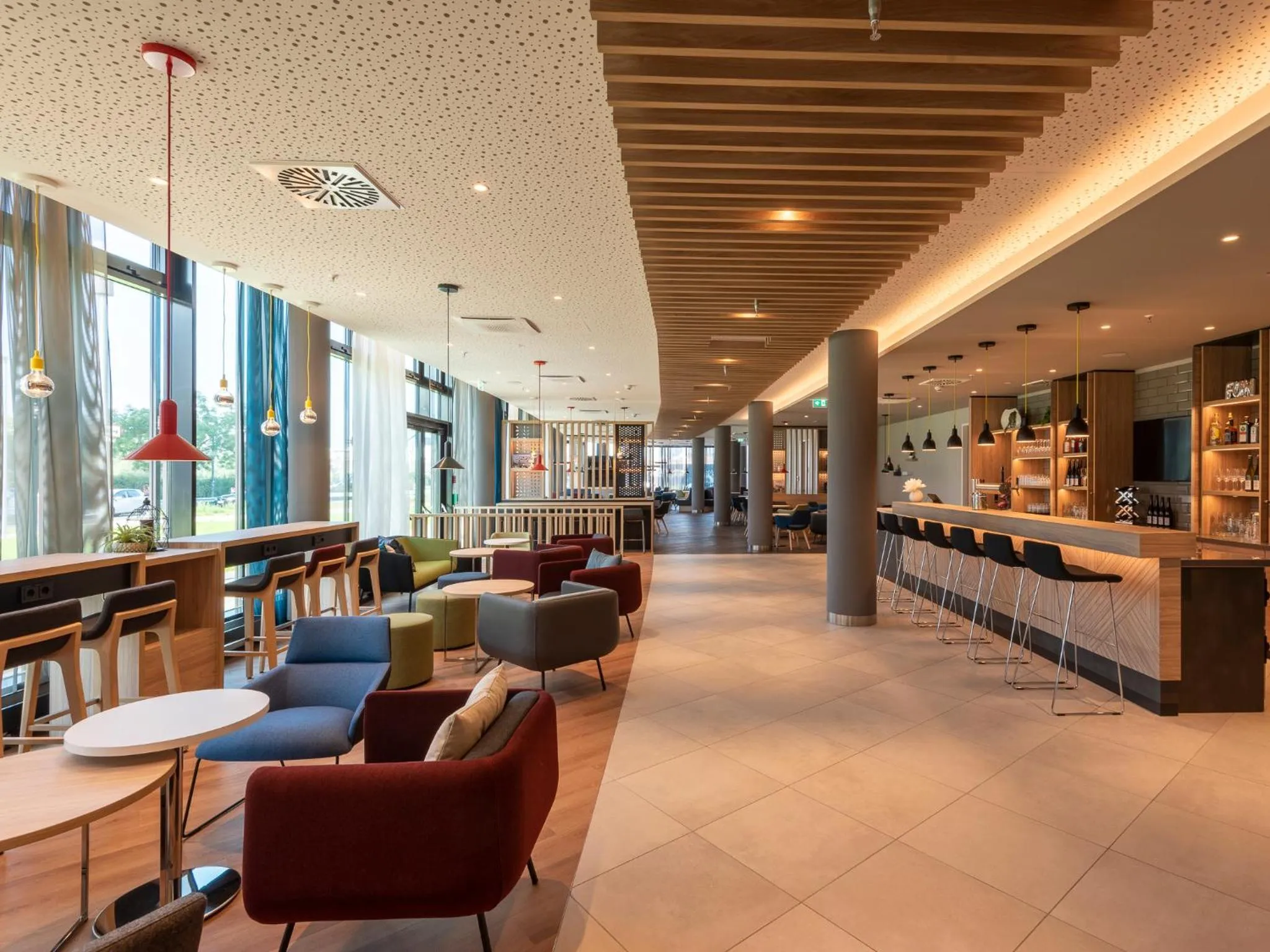 Lounge or bar in Holiday Inn Express Düsseldorf - Hauptbahnhof by IHG