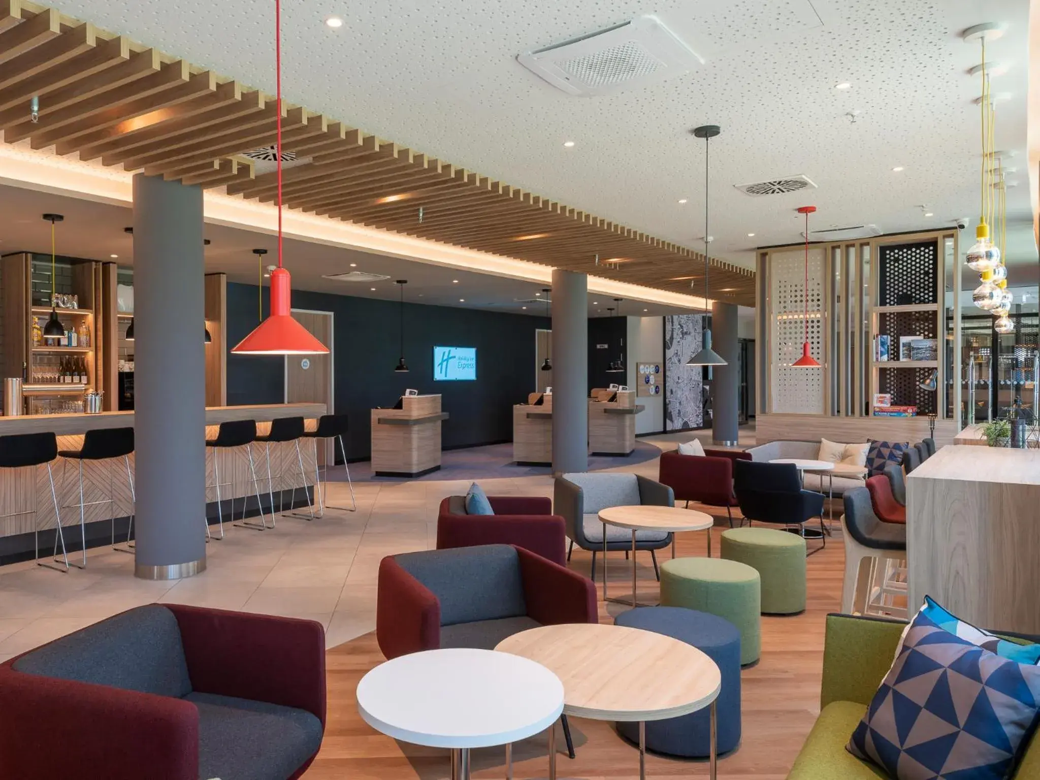 Lounge or bar in Holiday Inn Express Düsseldorf - Hauptbahnhof by IHG Lounge or bar in Holiday Inn Express Düsseldorf - Hauptbahnhof by IHG