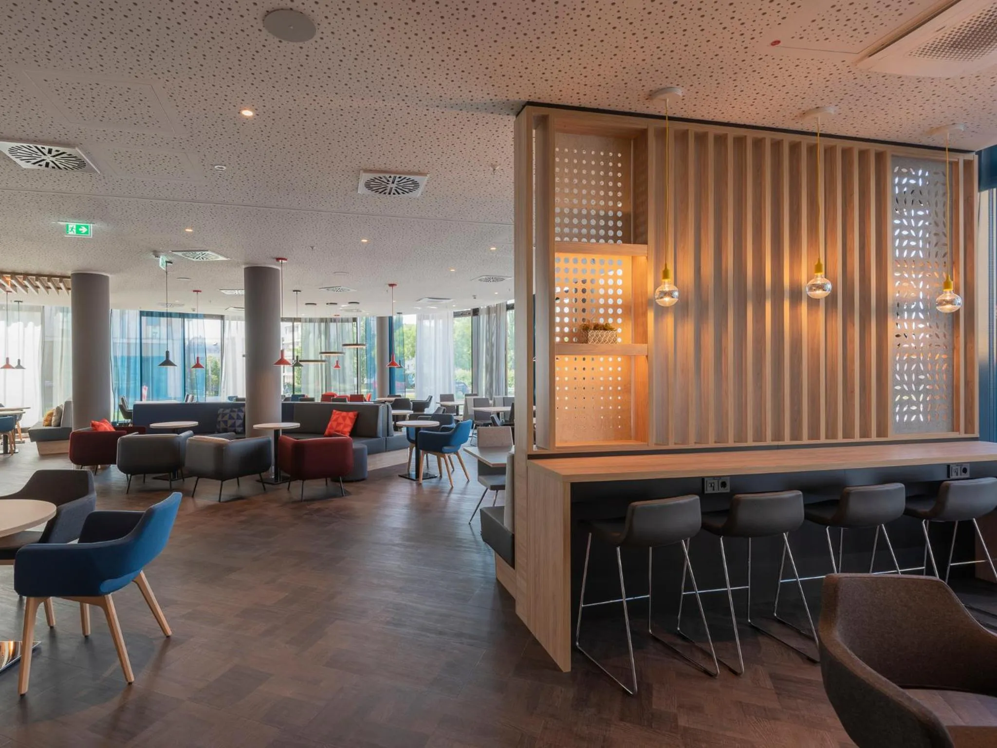 Restaurant/places to eat in Holiday Inn Express Düsseldorf - Hauptbahnhof by IHG