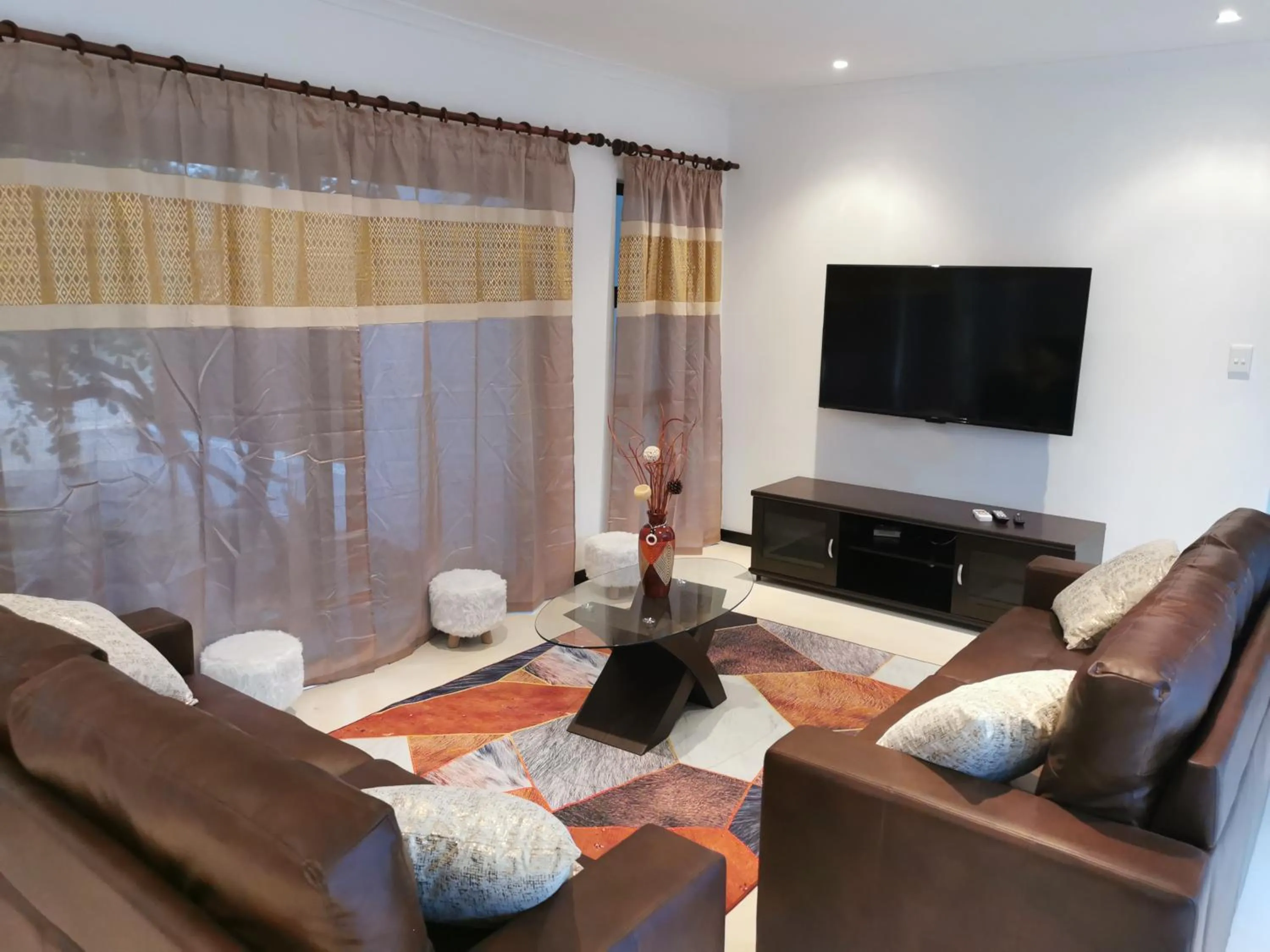 Communal lounge/ TV room in Gem In The Bush Lodge