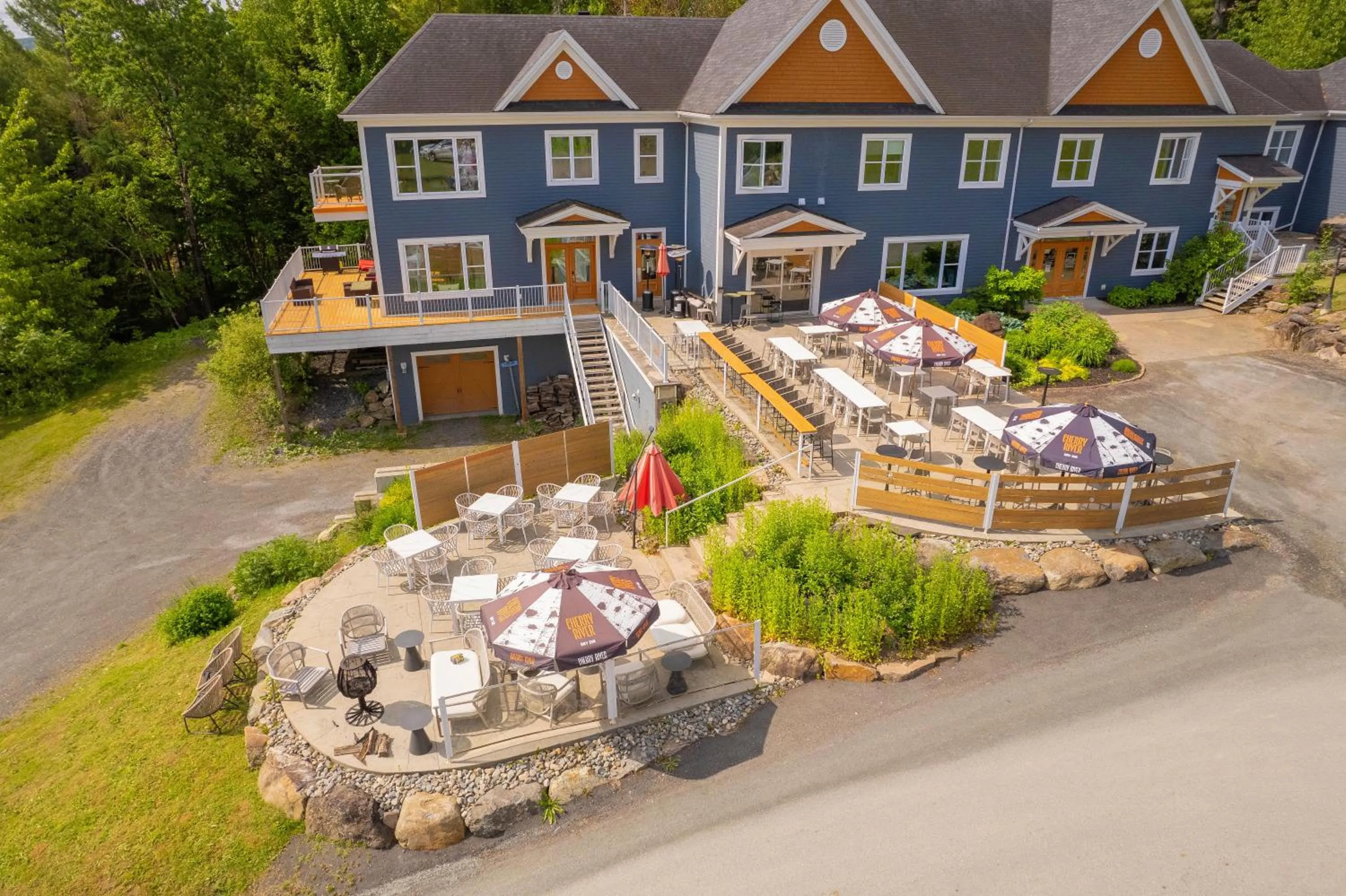 Property building in Au Sommet du Lac Magog