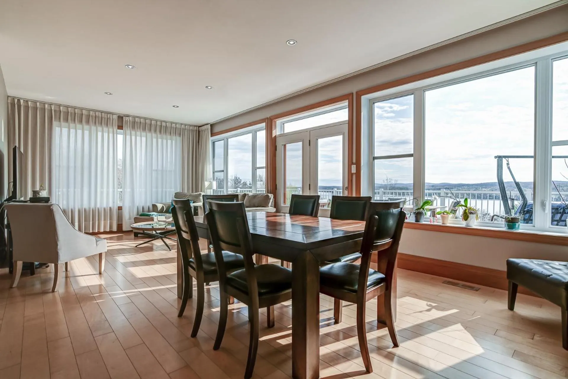 Dining area in Au Sommet du Lac Magog