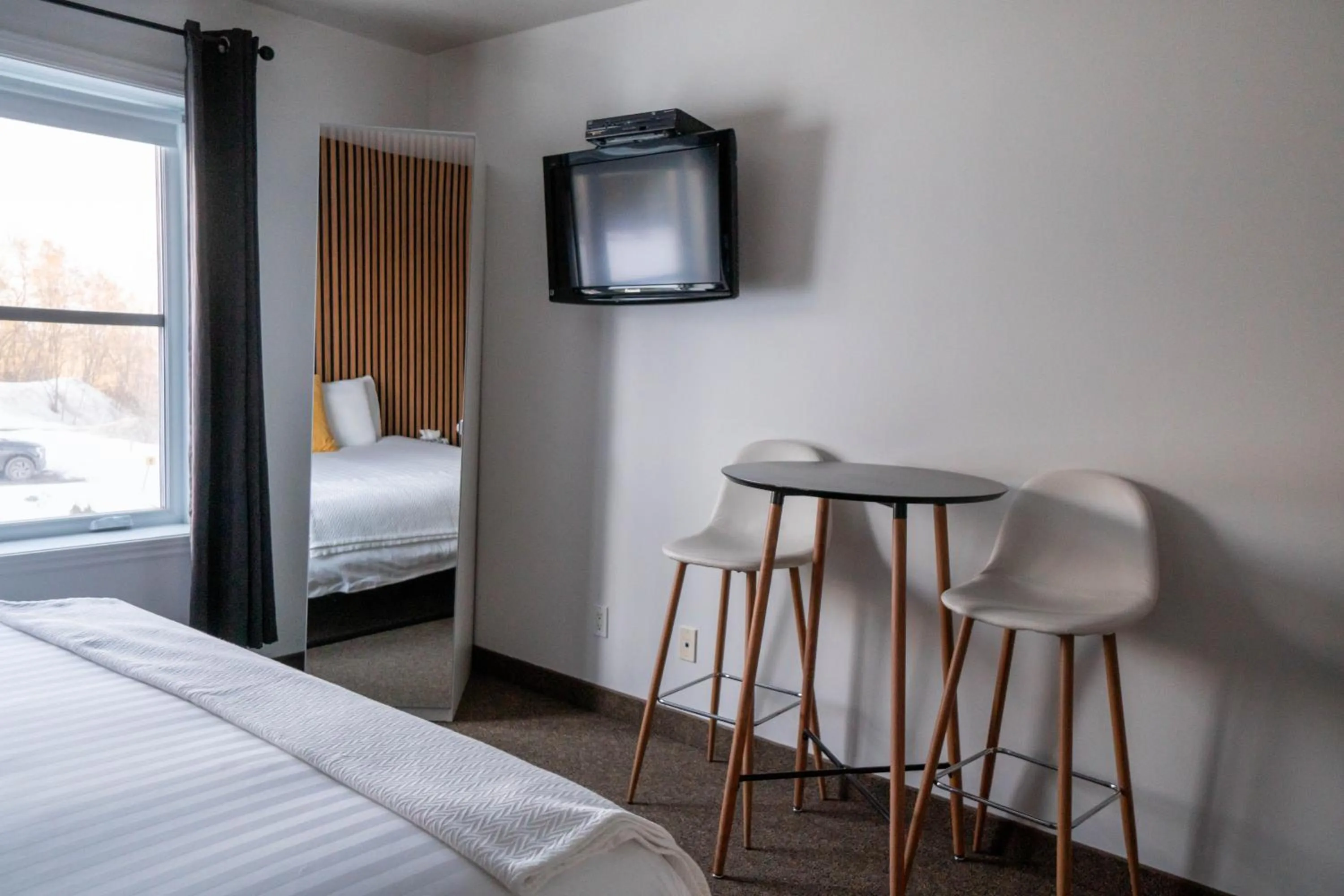 Bedroom, Bed in Au Sommet du Lac Magog