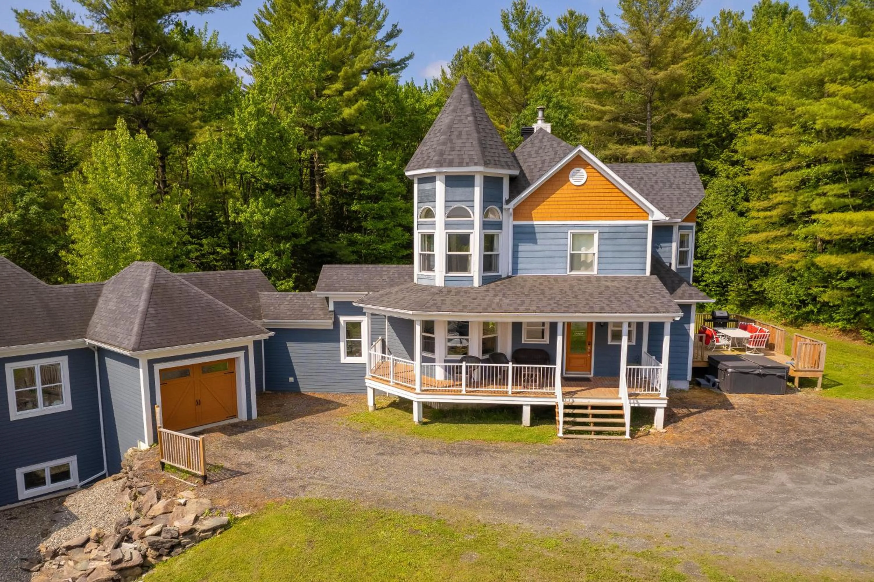 Property building in Au Sommet du Lac Magog