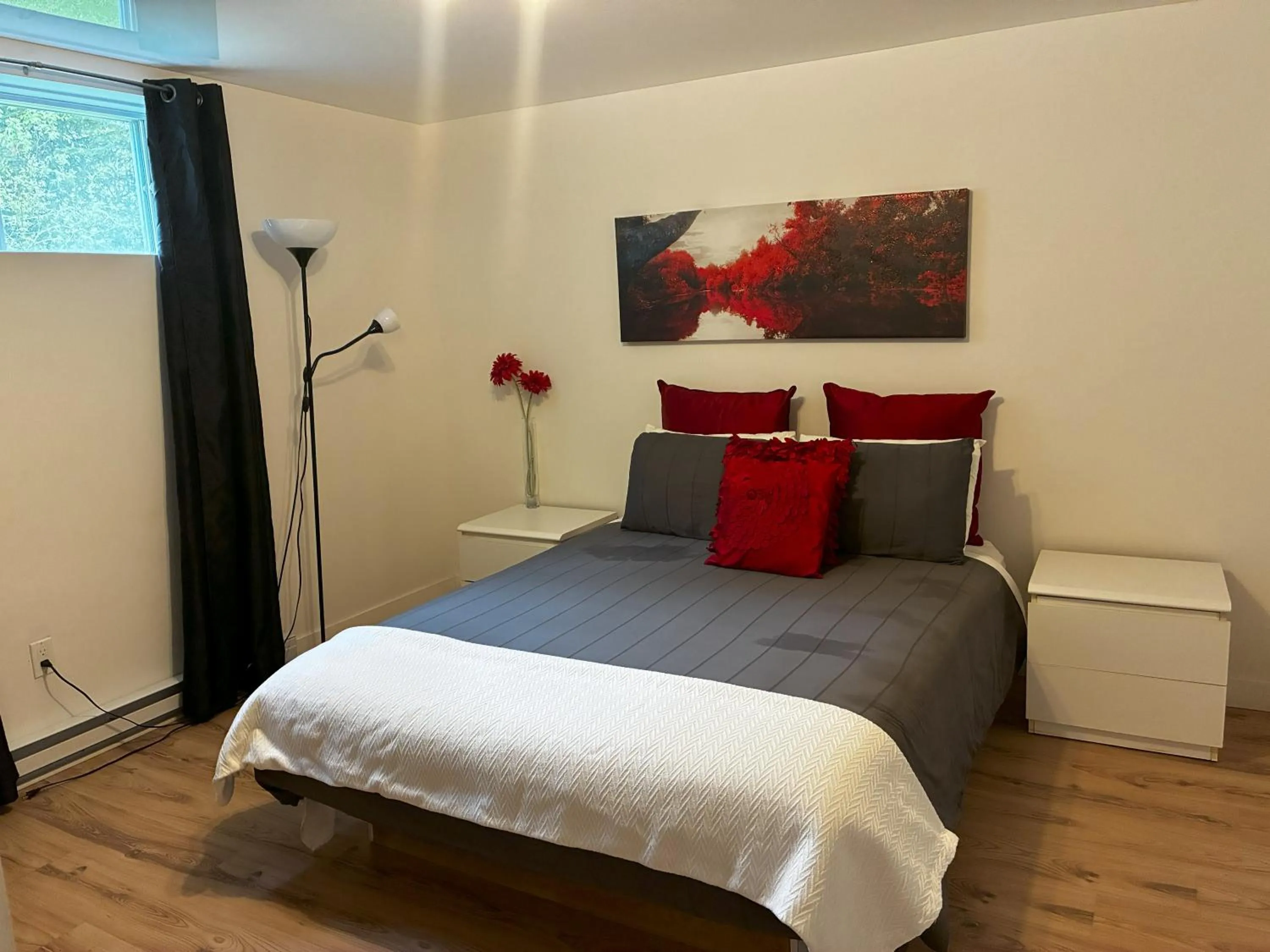 Bedroom, Bed in Au Sommet du Lac Magog