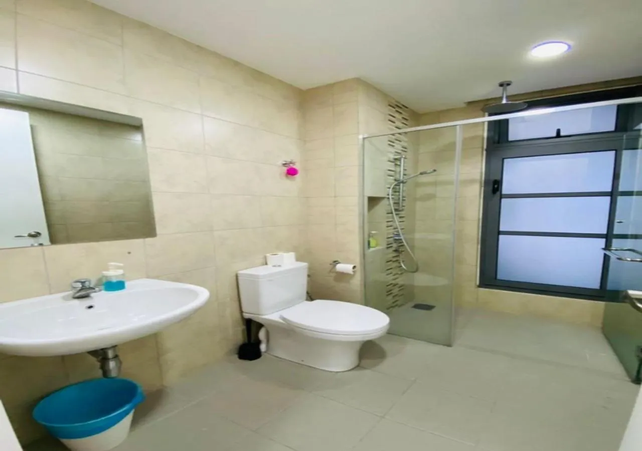 Toilet in Robertson PanoramaKL Suites