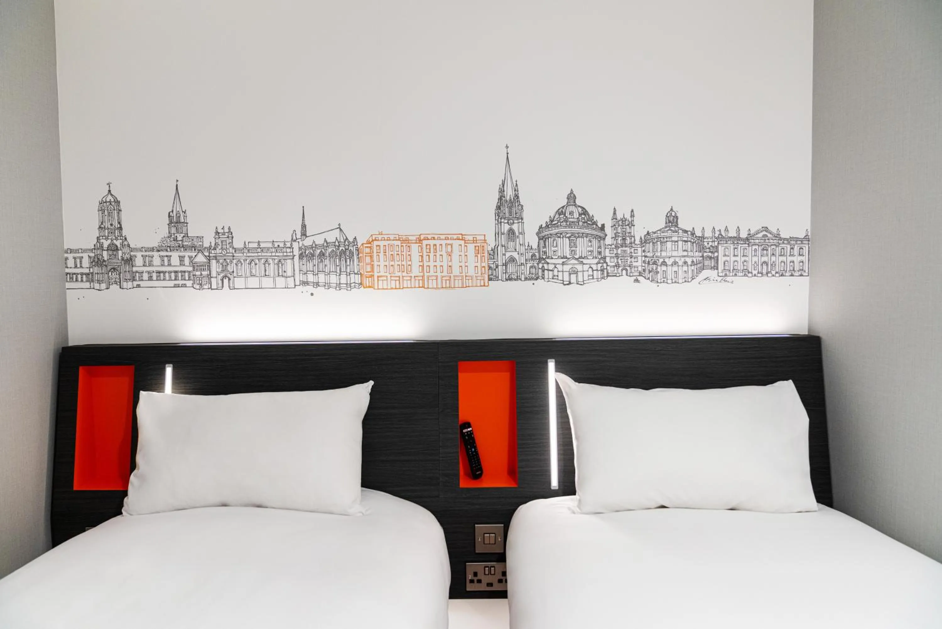 Bedroom, Bed in easyHotel Oxford