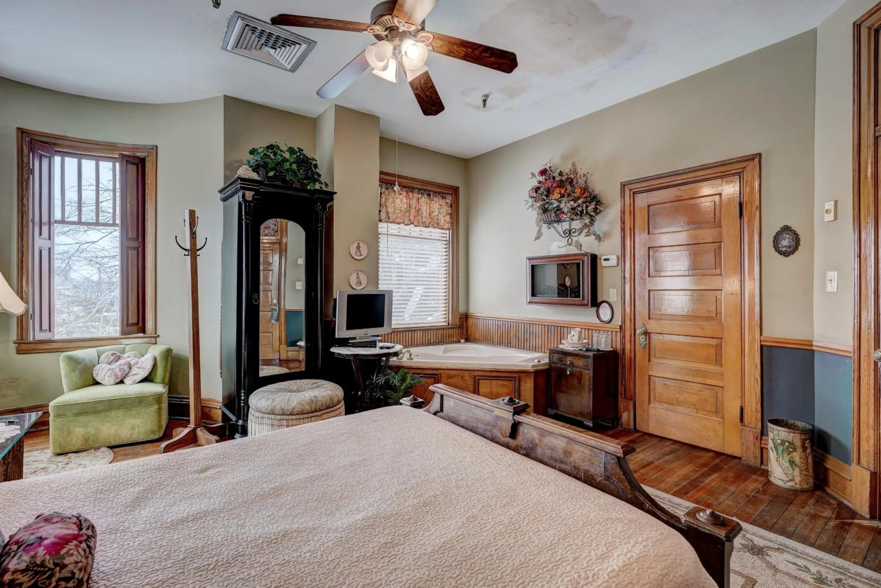 Hot Tub, Bed in Grandison Inn