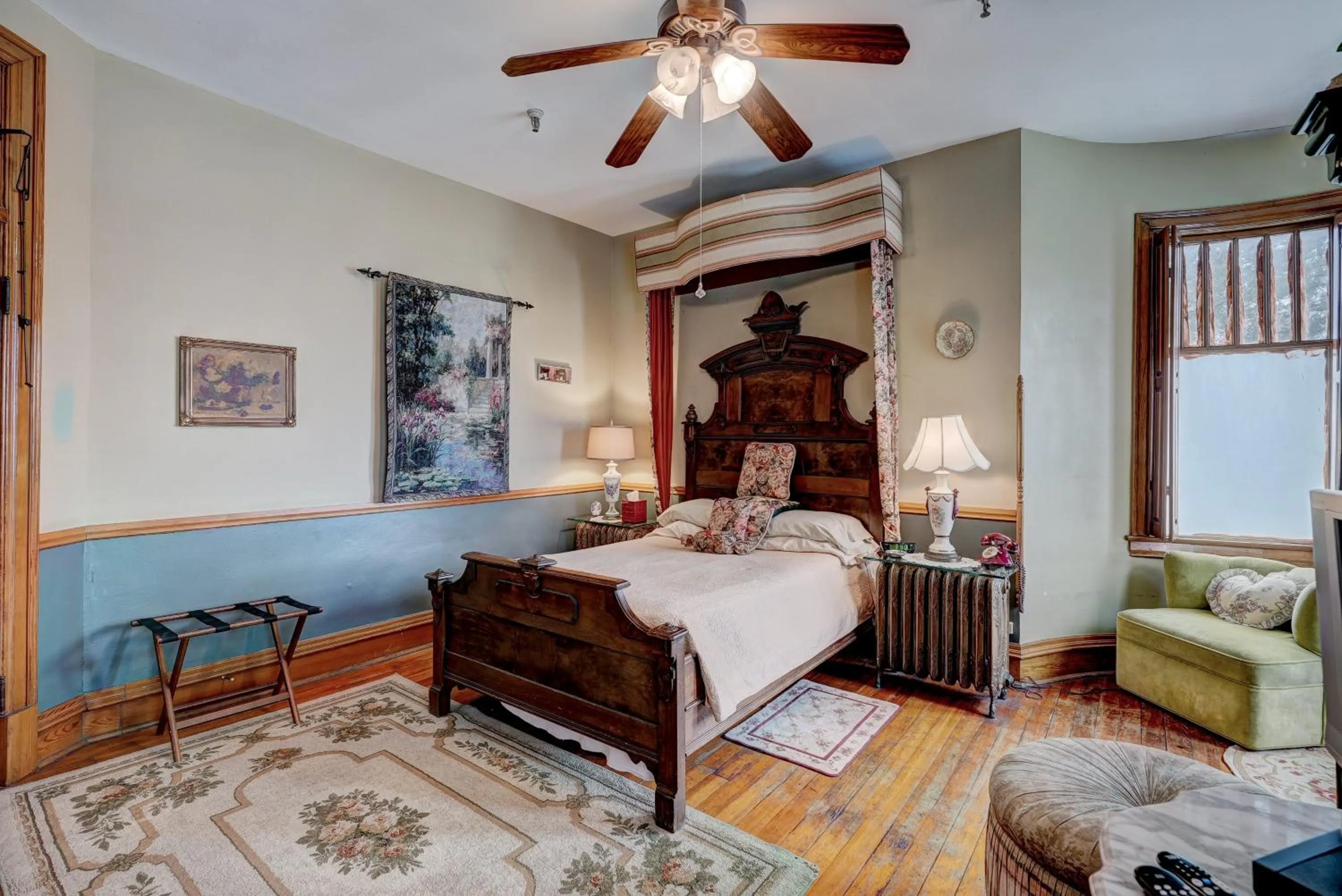 Photo of the whole room, Bed in Grandison Inn