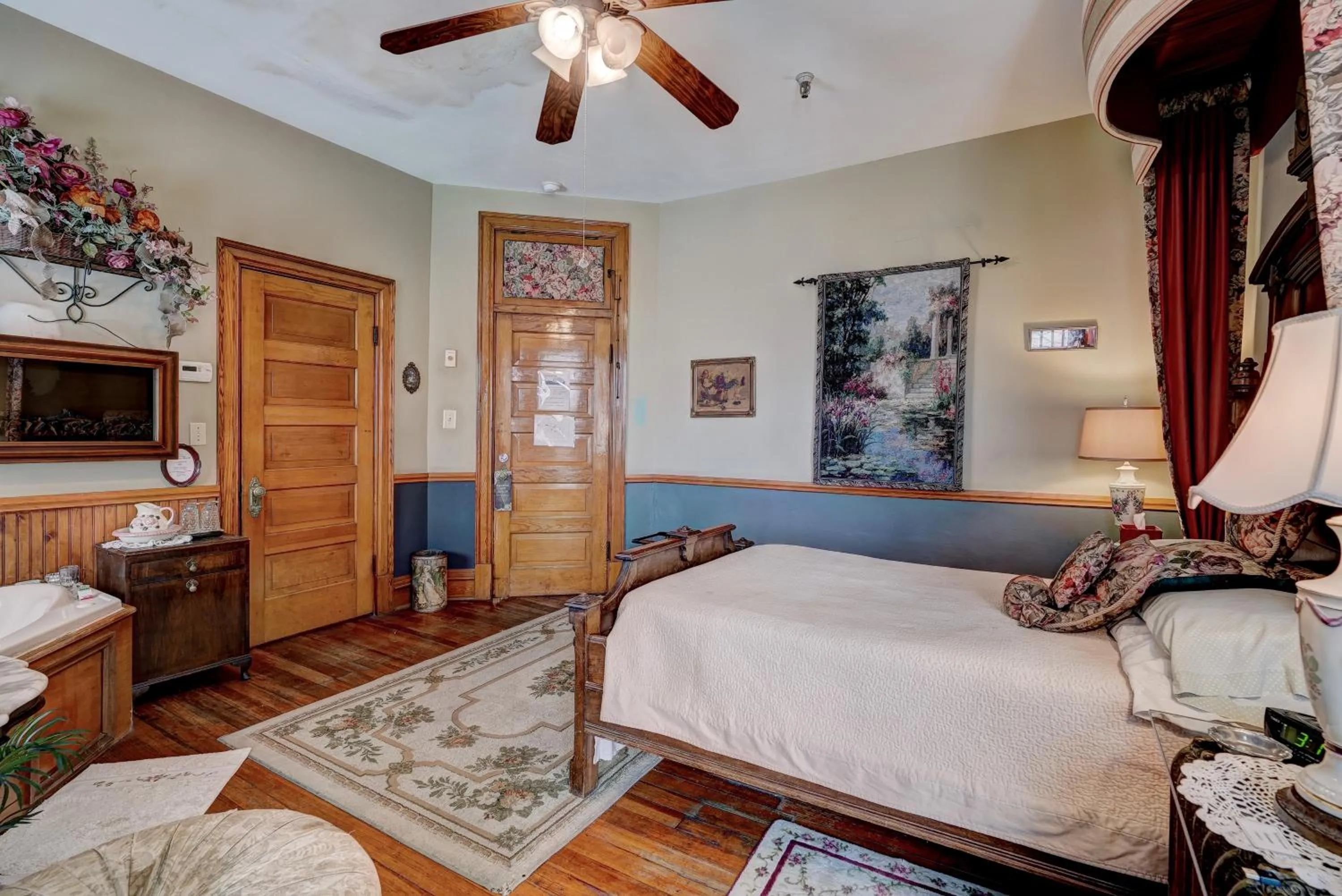 Bed in Grandison Inn