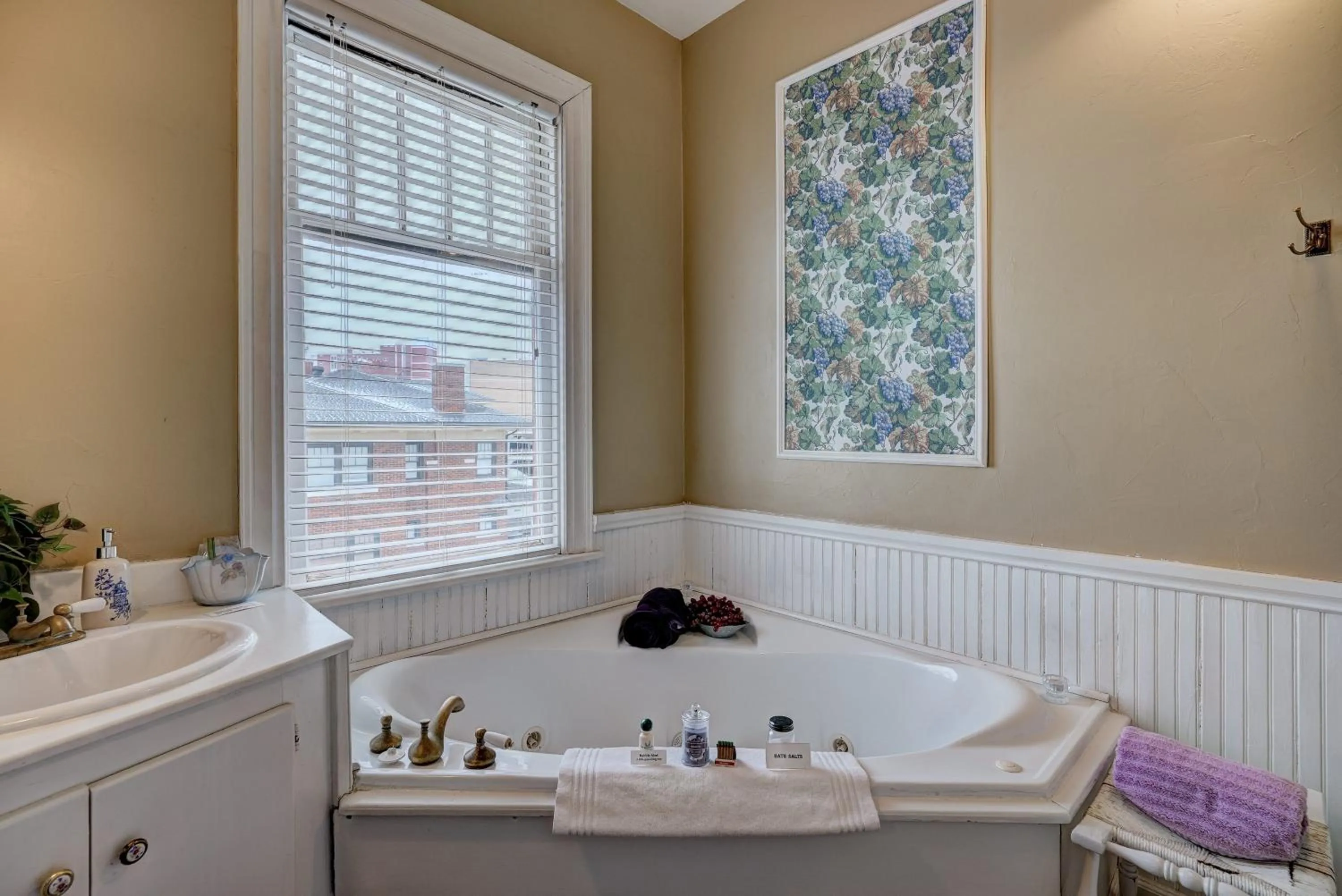 Hot Tub in Grandison Inn