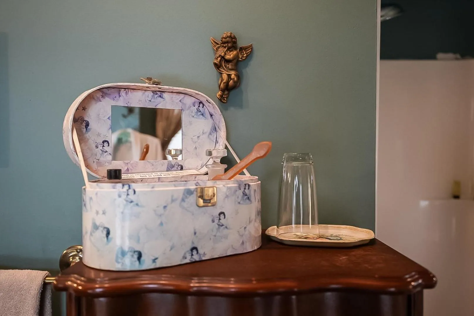 Coffee/tea facilities in Grandison Inn