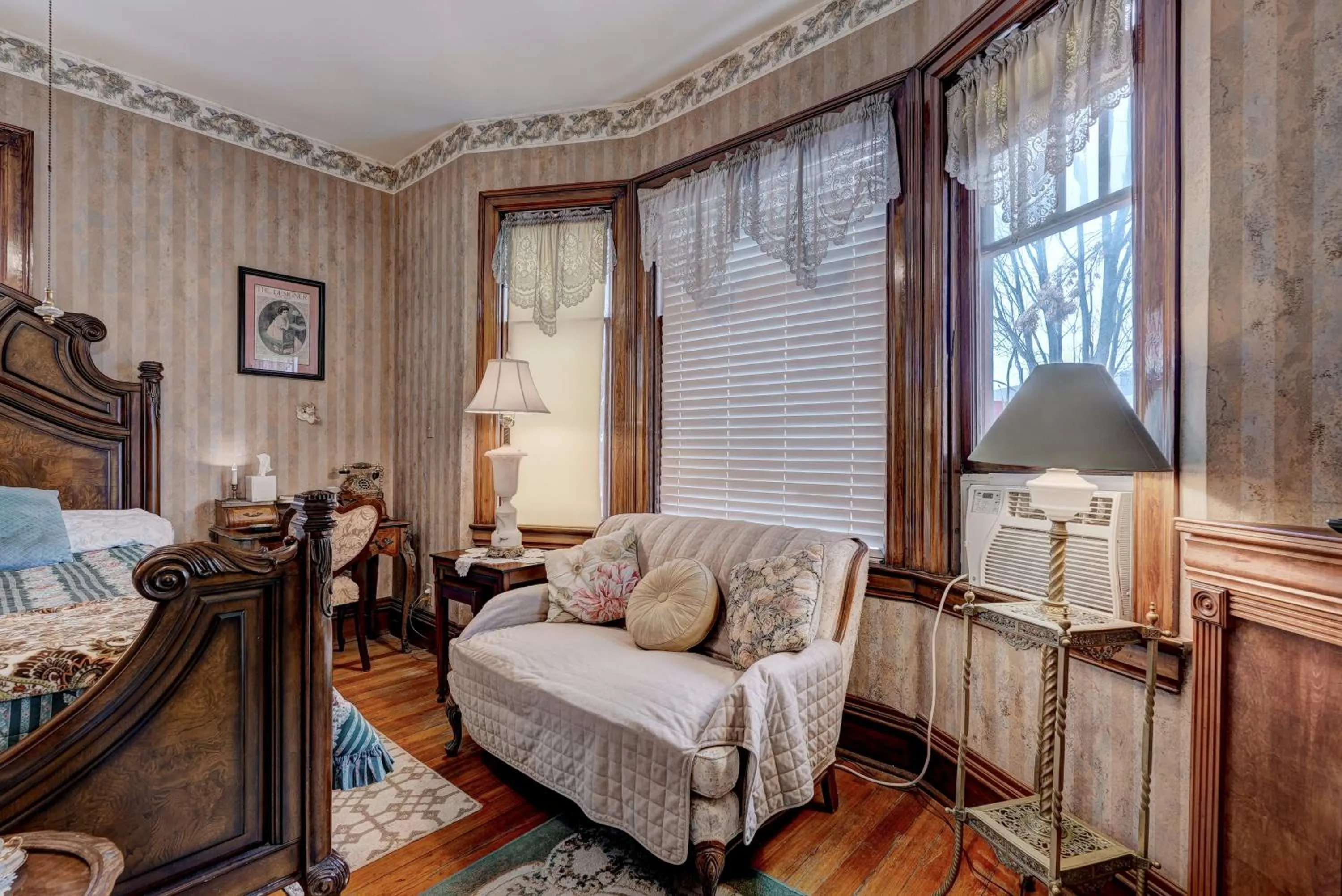 Seating area, Bed in Grandison Inn