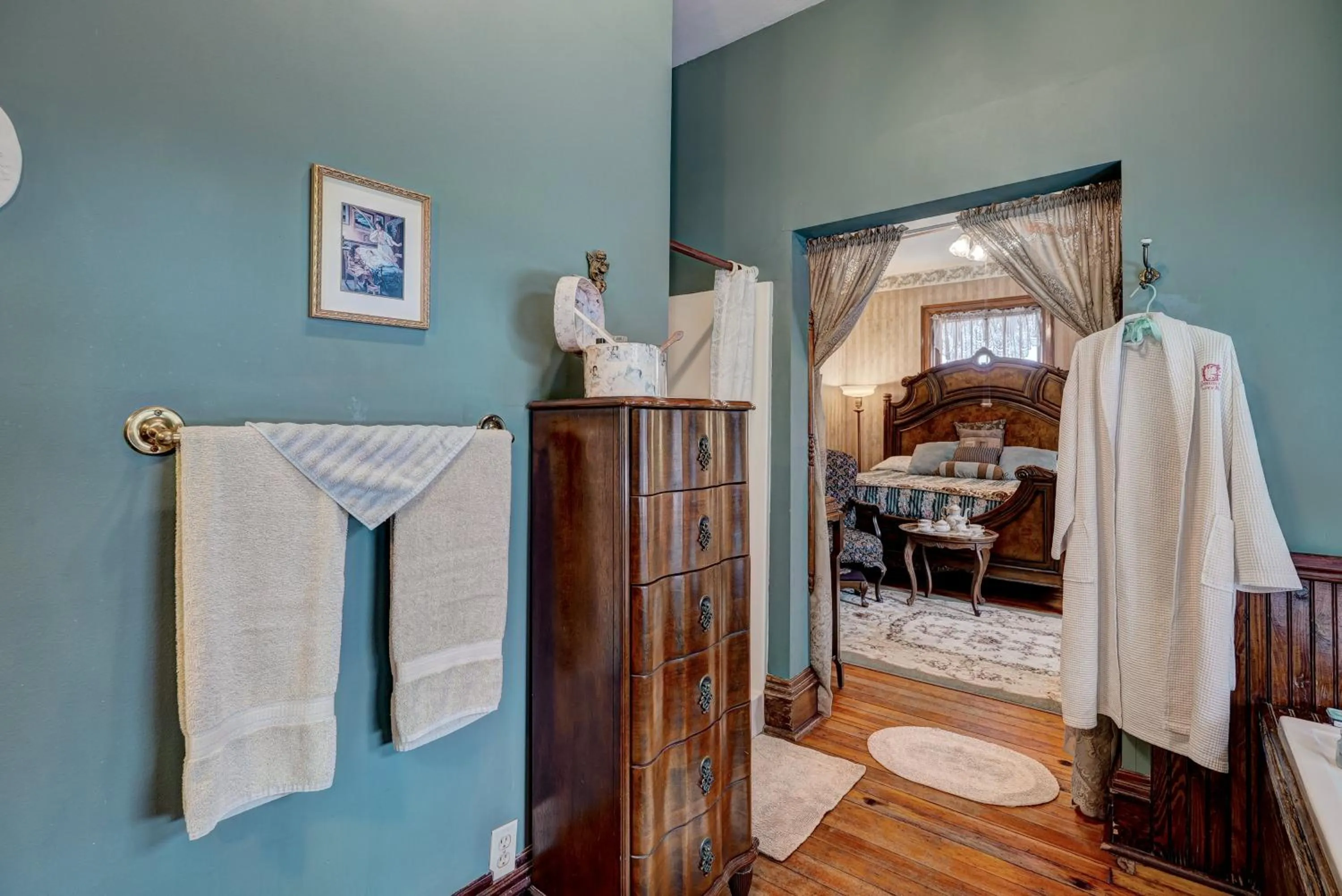 Bathroom, Bed in Grandison Inn