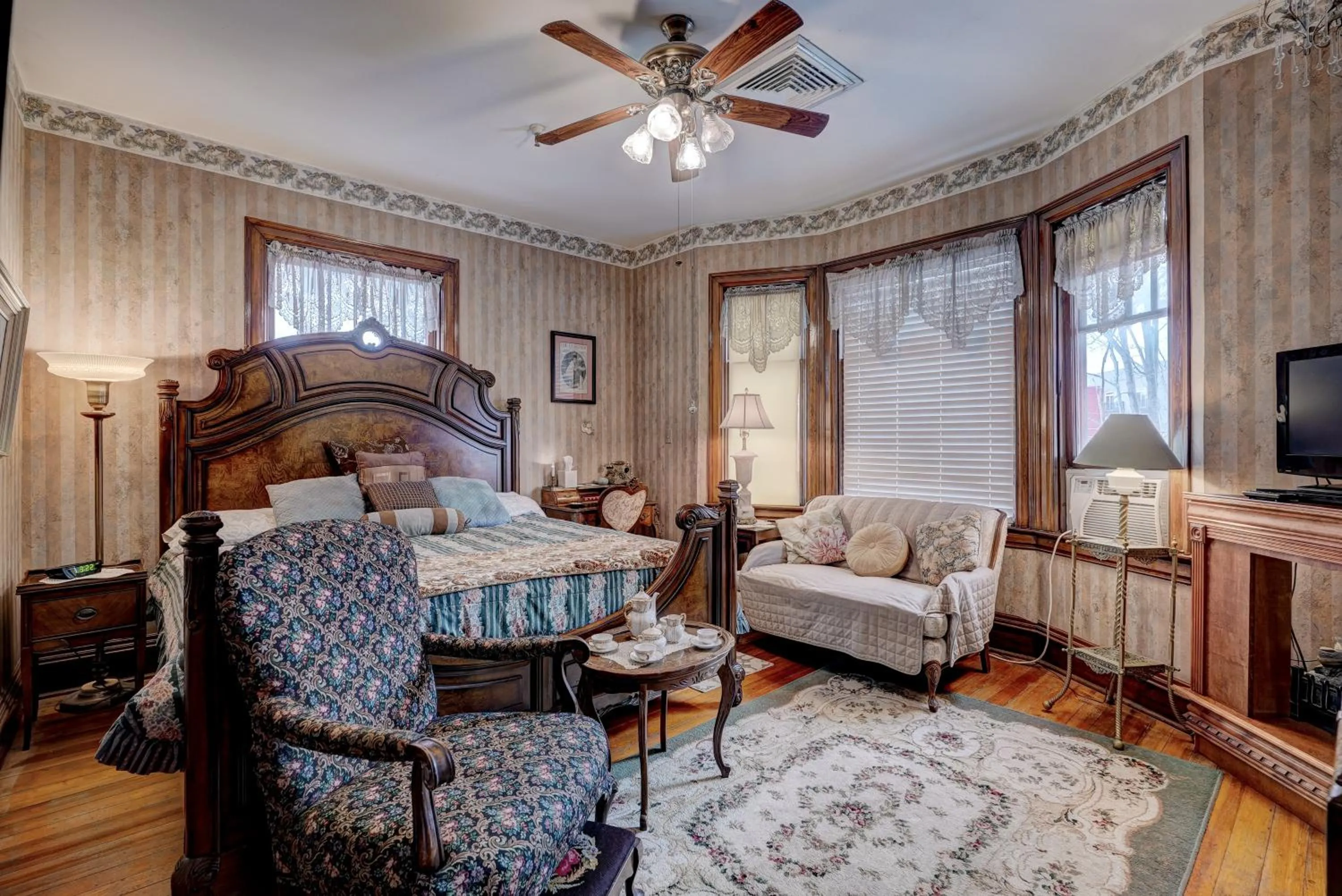 Photo of the whole room, Bed in Grandison Inn