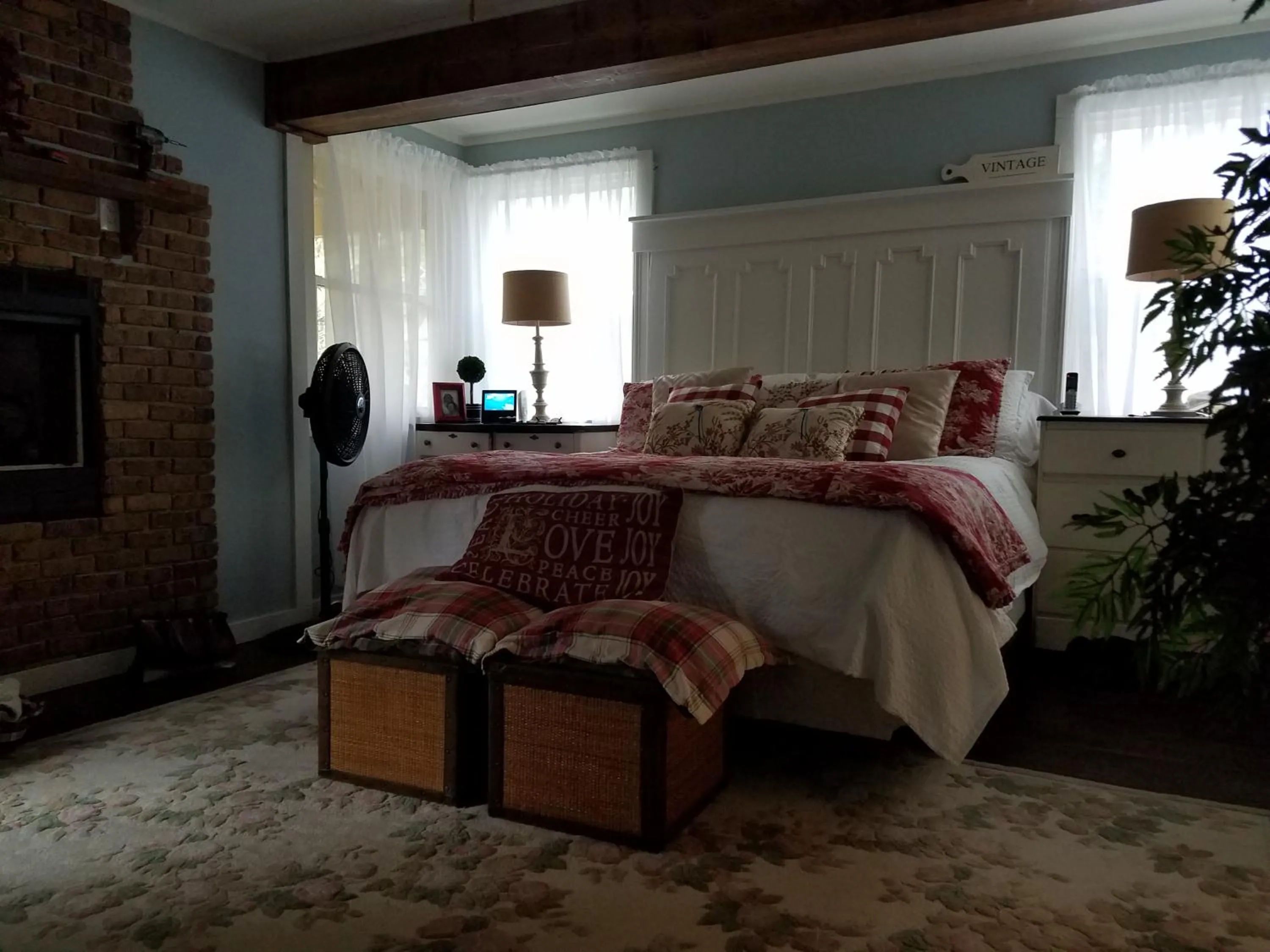 Bed in Chic Cottage 1.7 miles to Downtown Highlands