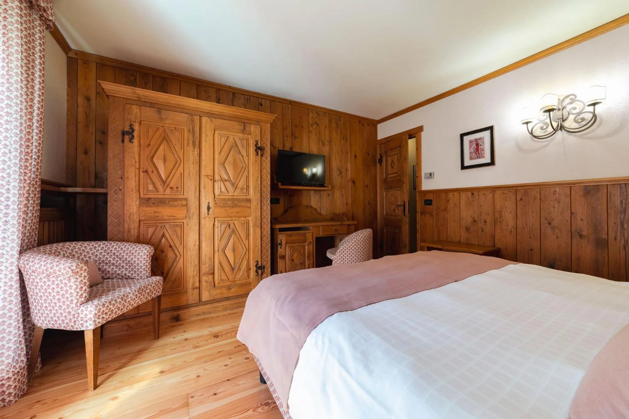TV and multimedia, Bed in HOTEL BOUTON D'OR Courmayeur