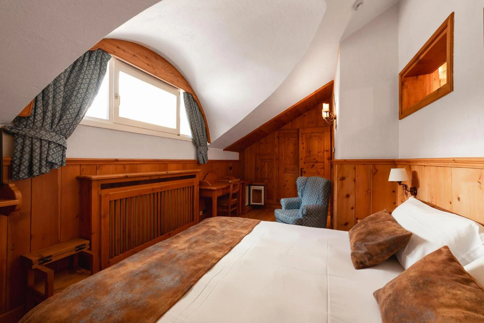 Bedroom, Bed in HOTEL BOUTON D'OR Courmayeur
