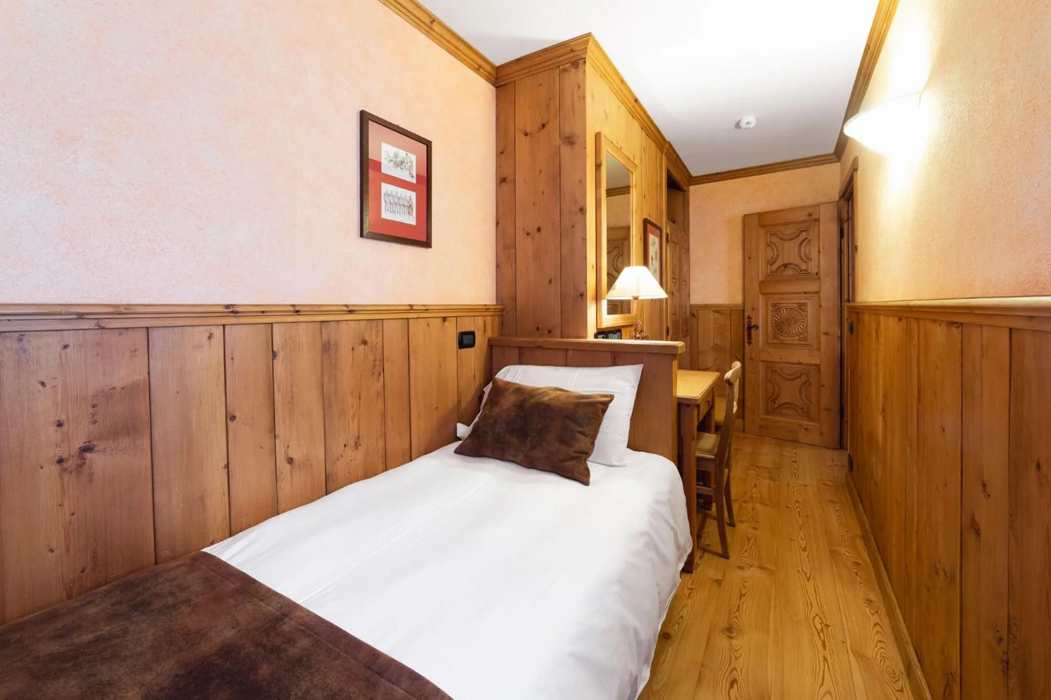 Bedroom, Bed in HOTEL BOUTON D'OR Courmayeur