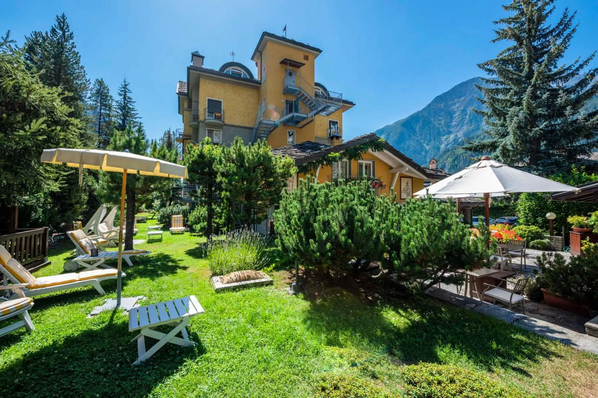 Property building in HOTEL BOUTON D'OR Courmayeur