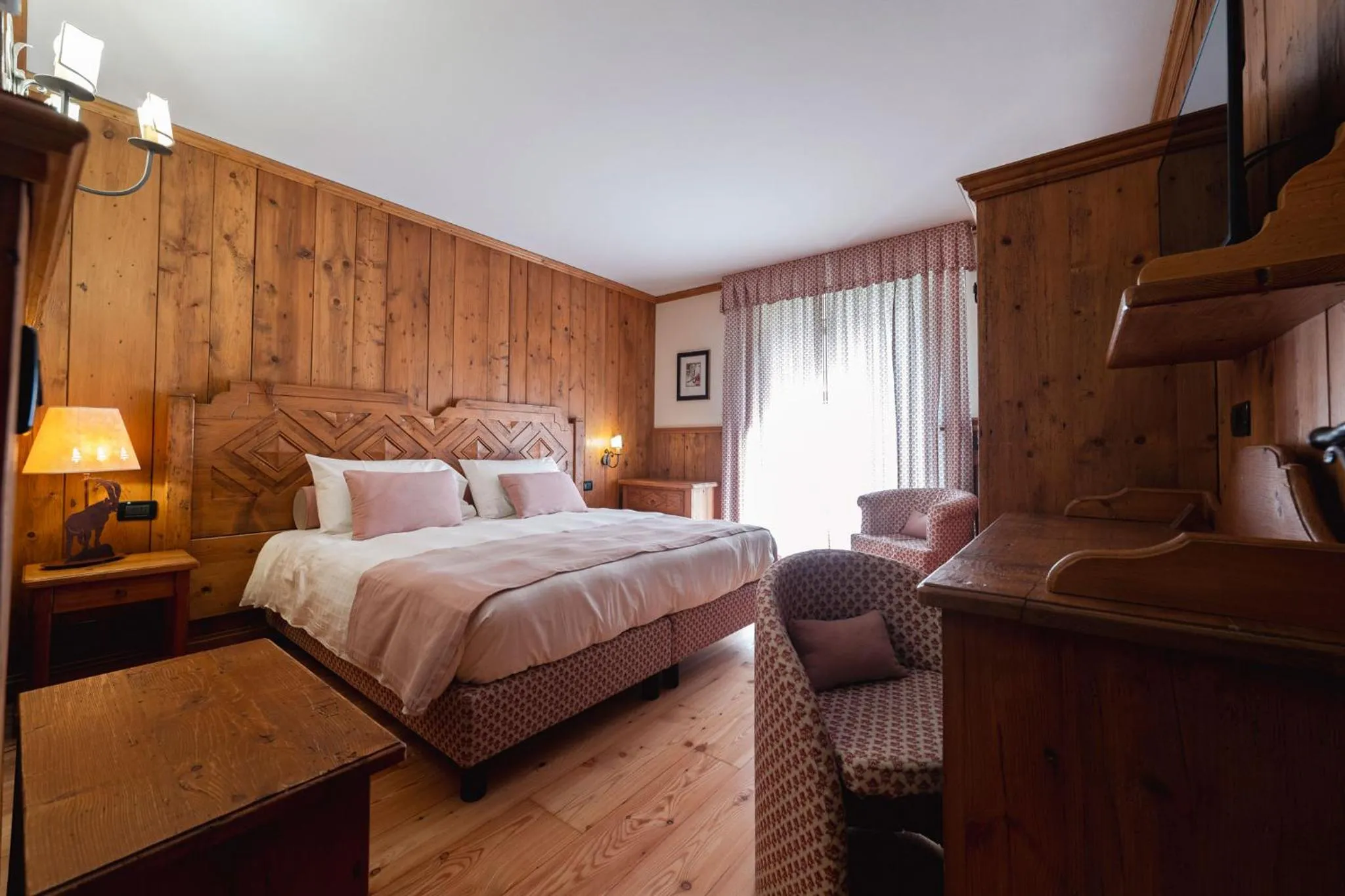 Bedroom, Bed in HOTEL BOUTON D'OR Courmayeur
