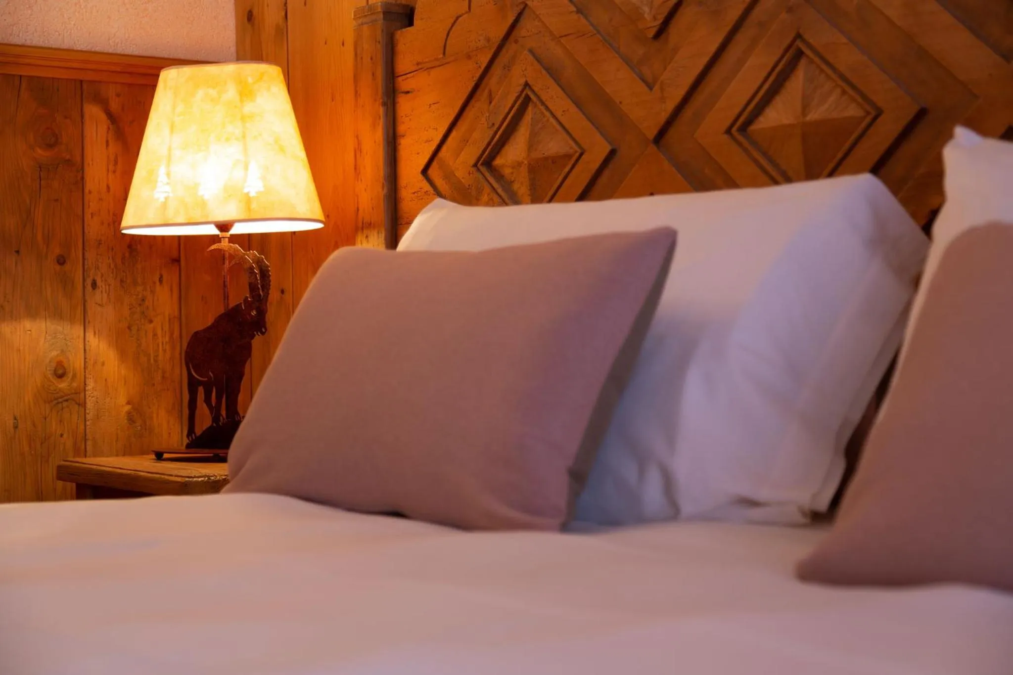 Bedroom, Bed in HOTEL BOUTON D'OR Courmayeur