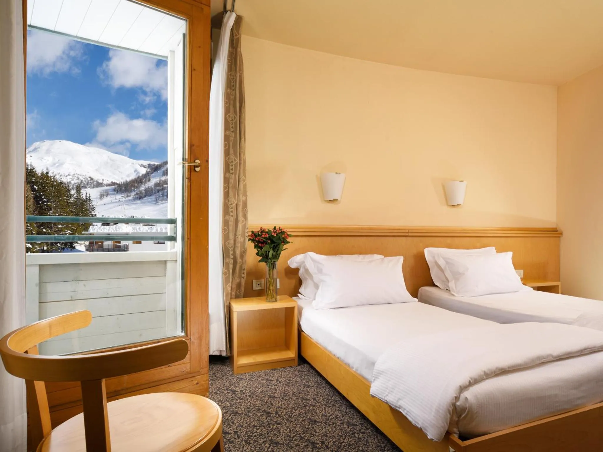 Photo of the whole room, Bed in Hotel Club Uappala Sestriere